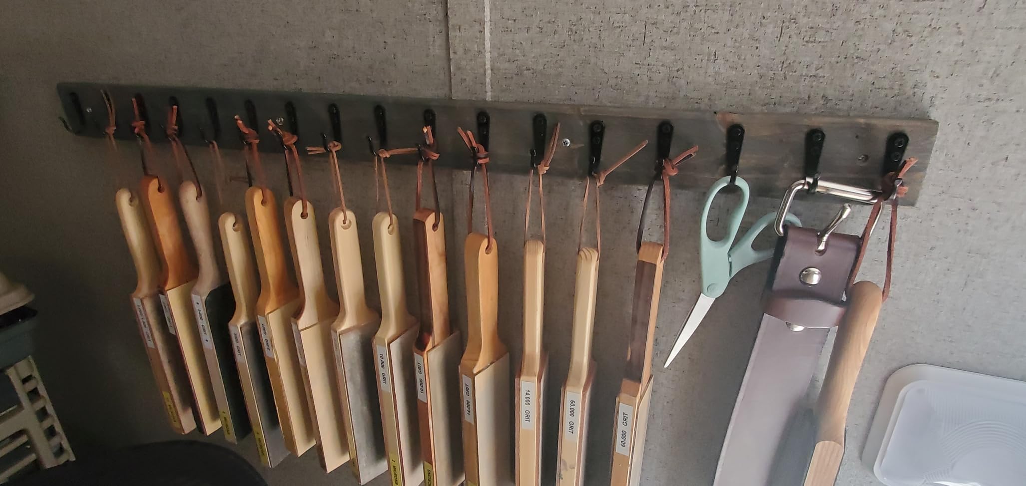 Hutsuls Double Sided Leather Strop Paddle Kit - Get Razor-Sharp Edges, Ergonomic Handle, Quality Honing Leather, and Step-by-Step Guide customer photo 2