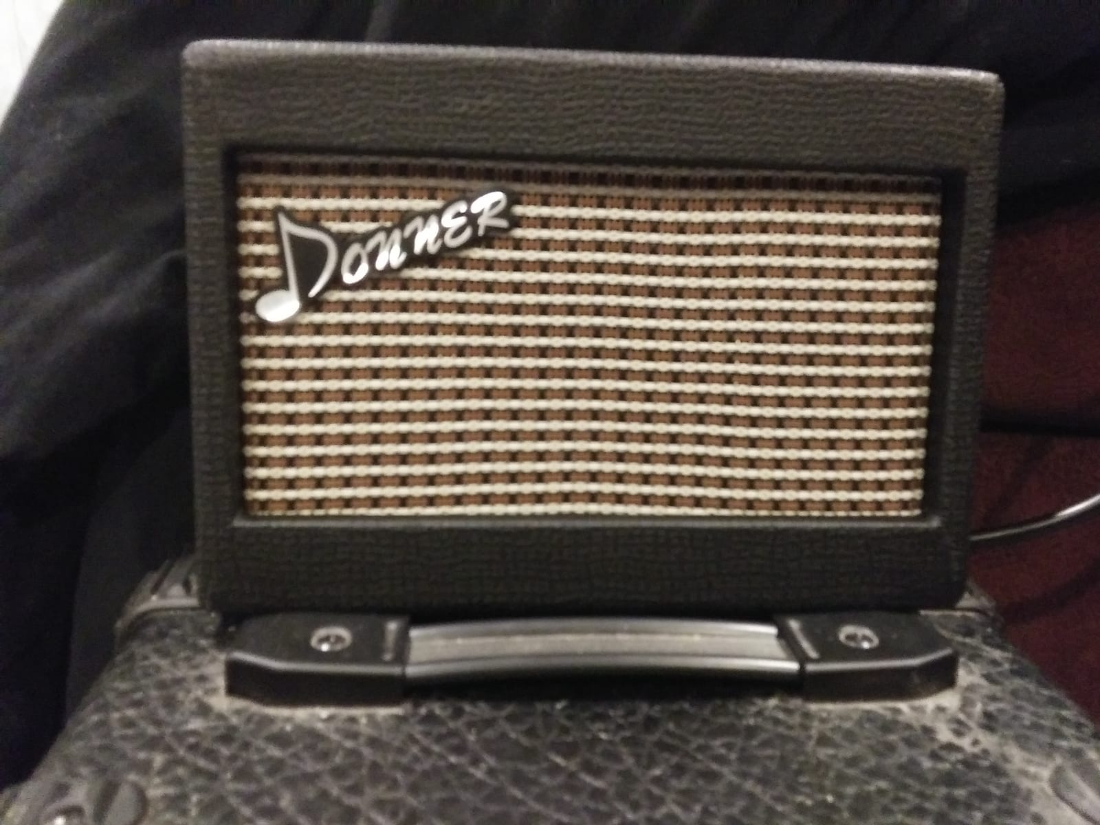 Donner Mini Electric Guitar Amp DA-10, 5W Portable Small Guitar Amplifier customer photo 2