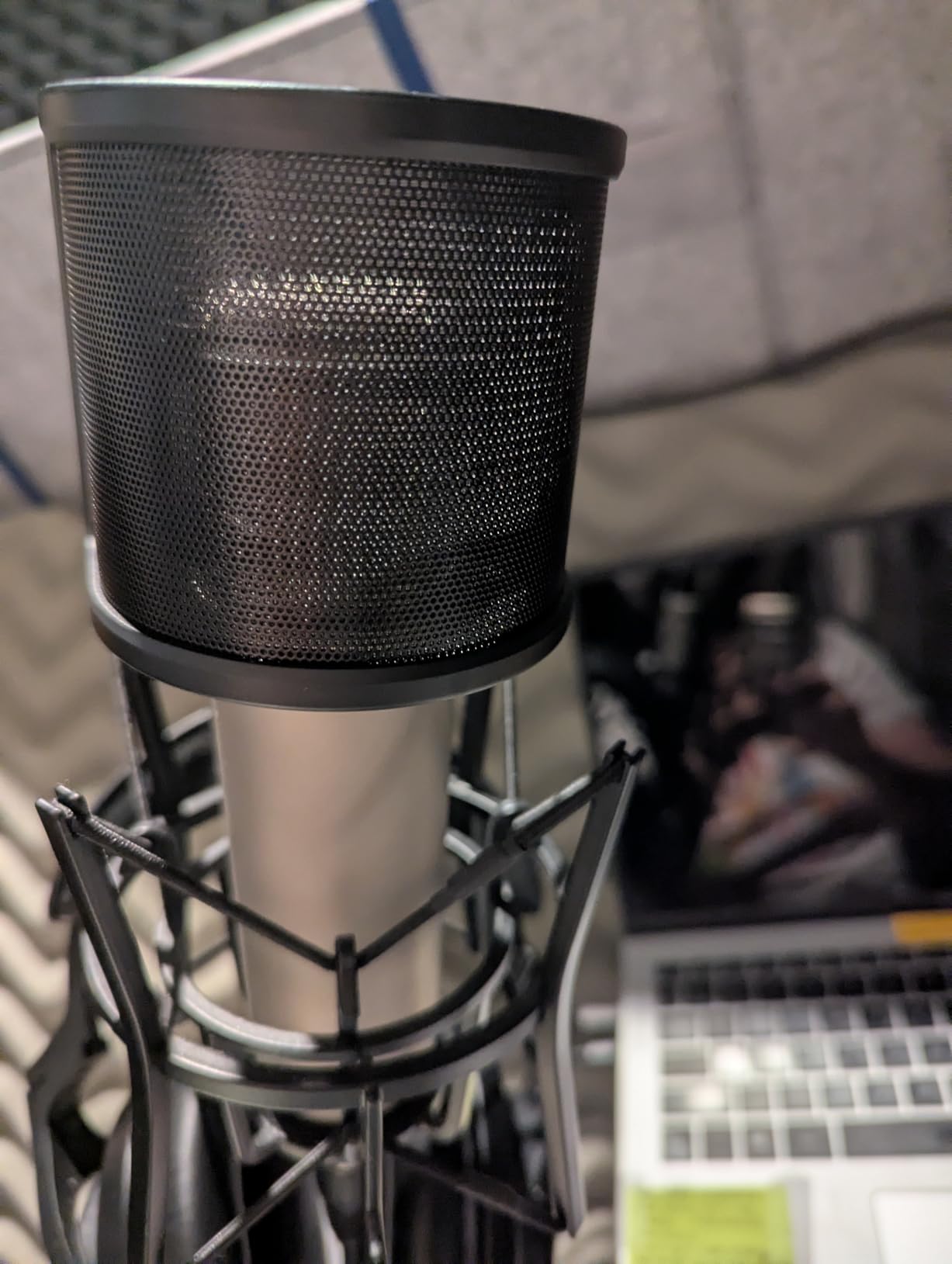 FIFINE U1 Mic Pop Filter Screen with Metal Mesh for Streaming Podcast | Compact Microphone Pop Shield Windscreen, for Recording Studio, YouTube Videos customer photo 2