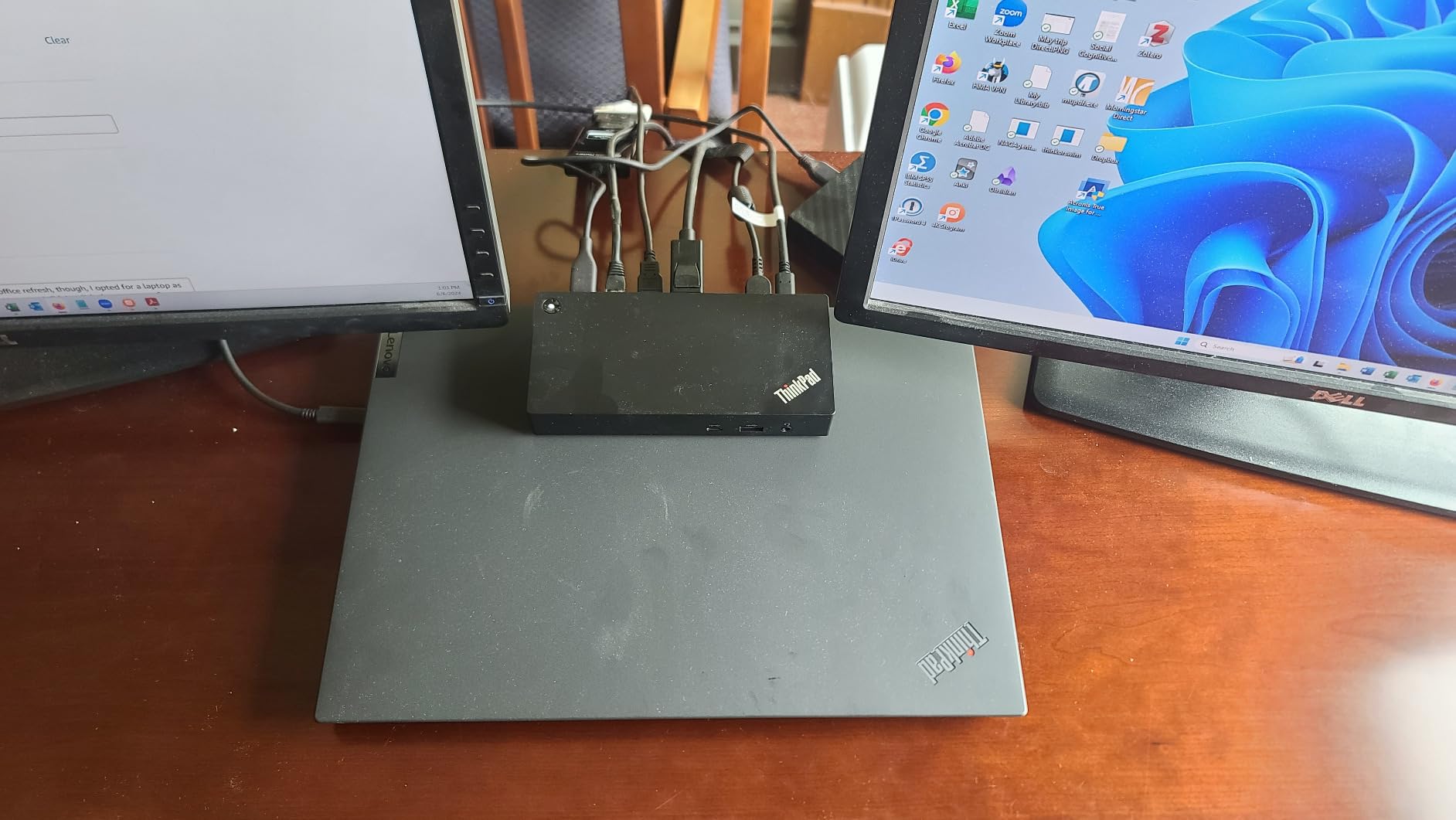 Lenovo ThinkPad Universal USB-C Dock-40AY0090 customer photo 1