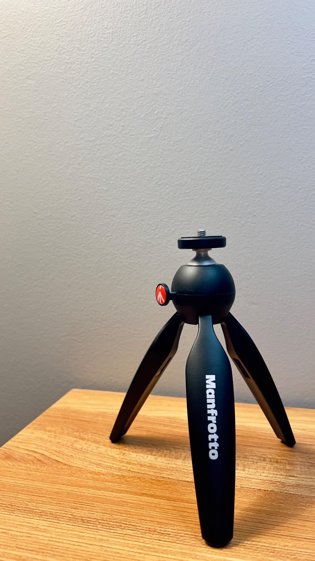 Manfrotto MTPIXIMII-B, PIXI Mini Tripod with Handgrip for Compact System Cameras, for DSLR, Mirrorless, Video, Made in Italy, Technopolymer and Aluminum, Black customer photo 2
