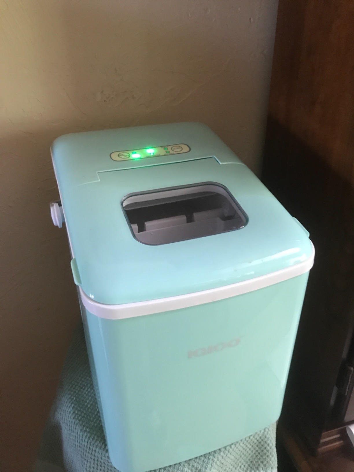 Igloo Automatic Self-Cleaning Portable Electric Countertop Ice Maker Machine with Handle, 26 Pounds in 24 Hours, 9 Ice Cubes Ready in 7 Minutes, with Ice Scoop and Basket customer photo 2