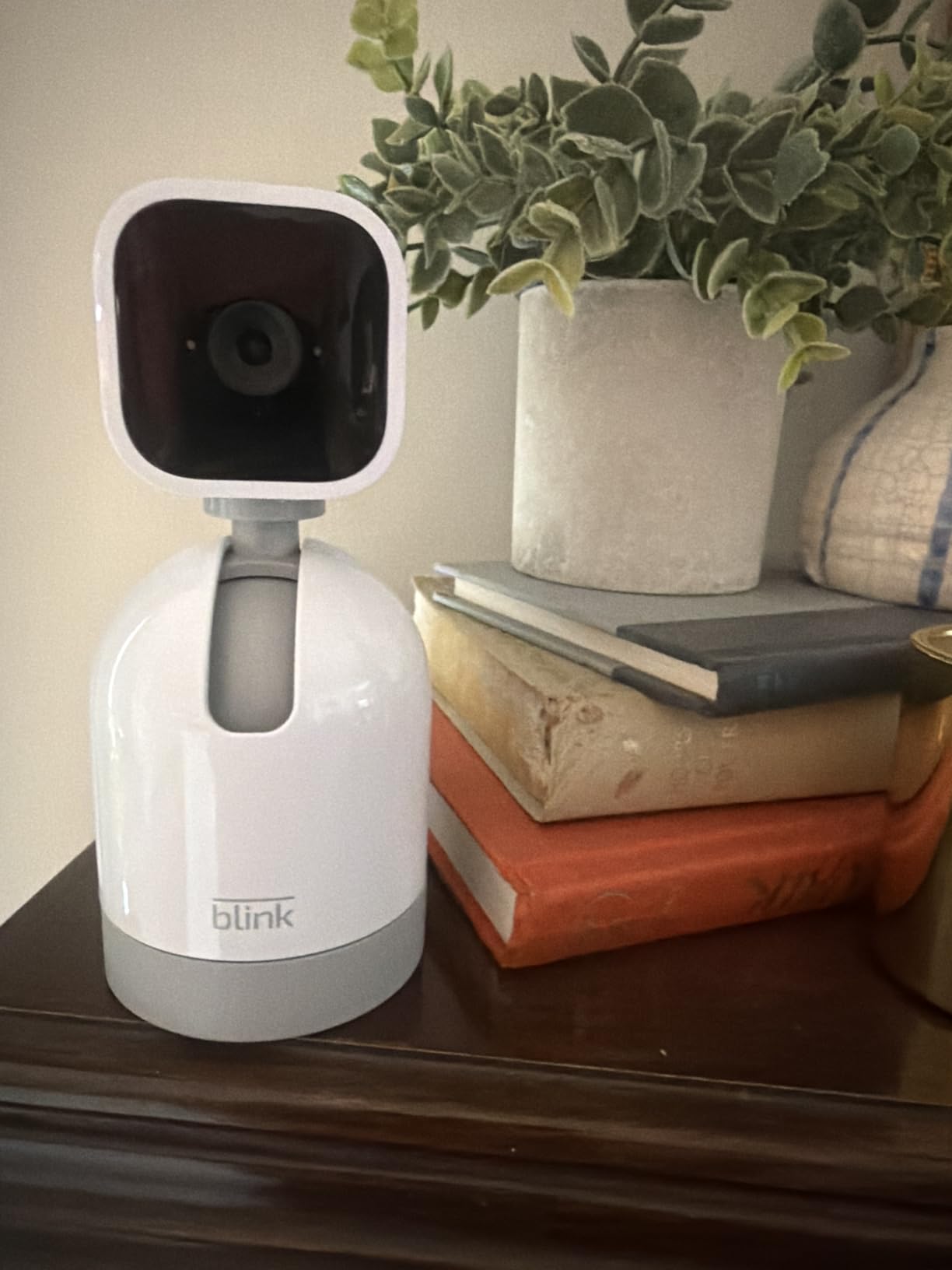 Blink Mini Pan-Tilt Camera (newest model), Rotating indoor plug-in smart security camera, two-way audio, HD video, motion detection, Works with Alexa (White) customer photo 1