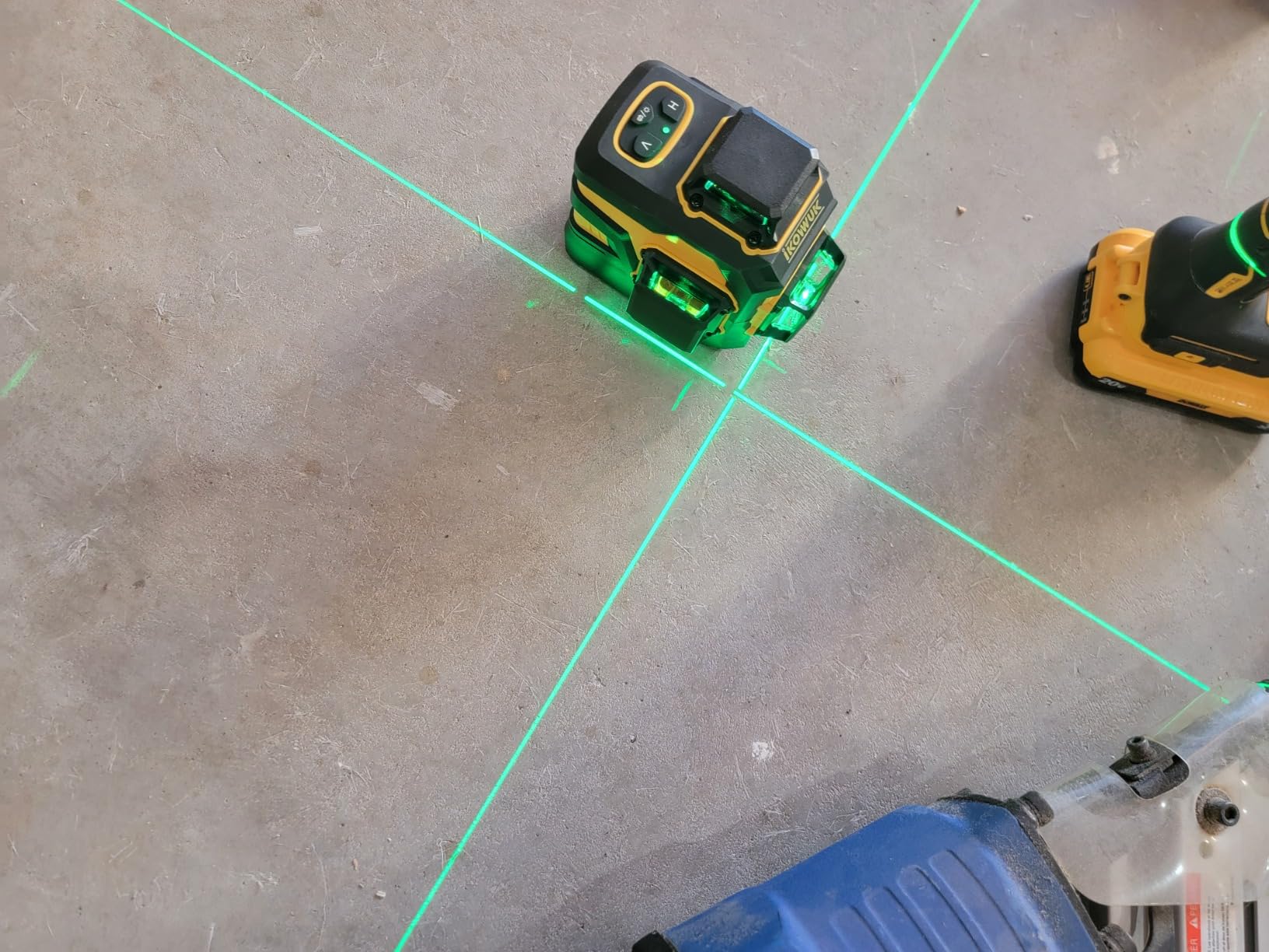 IKOVWUK Laser Level with 12 Green Lines, Built-in 5200 mAh Li-ion Battery customer photo 2