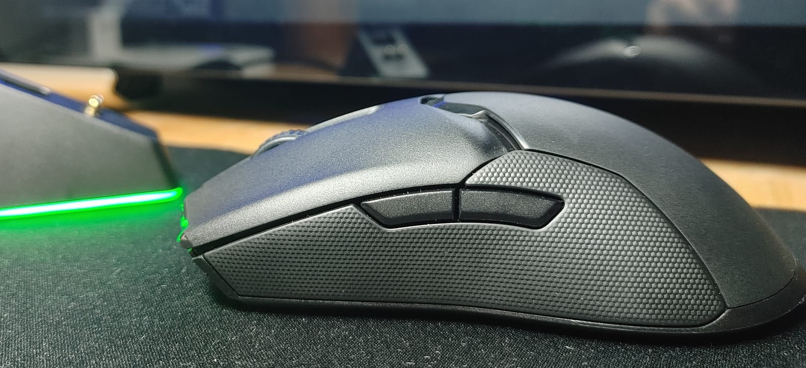 Razer Viper Ultimate Lightweight Wireless Gaming Mouse & RGB Charging Dock: Hyperspeed Wireless Technology - 20K DPI Optical Sensor - 74g Lightweight - 70 Hr Battery - Mercury White customer photo 2