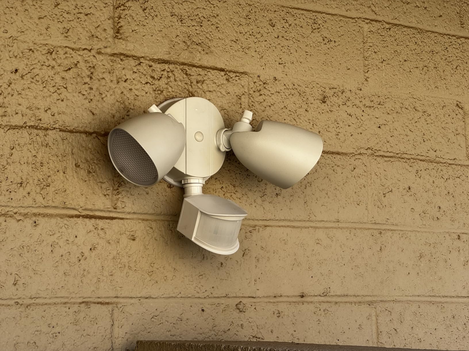 LUTEC 32W 3500 Lumen LED Security Lights Motion Sensor Light Outdoor, 5000K Daylight, IP65 Waterproof, Dusk to Dawn, Motion Detector Flood Light for Garage, Yard, Porch-White customer photo 2