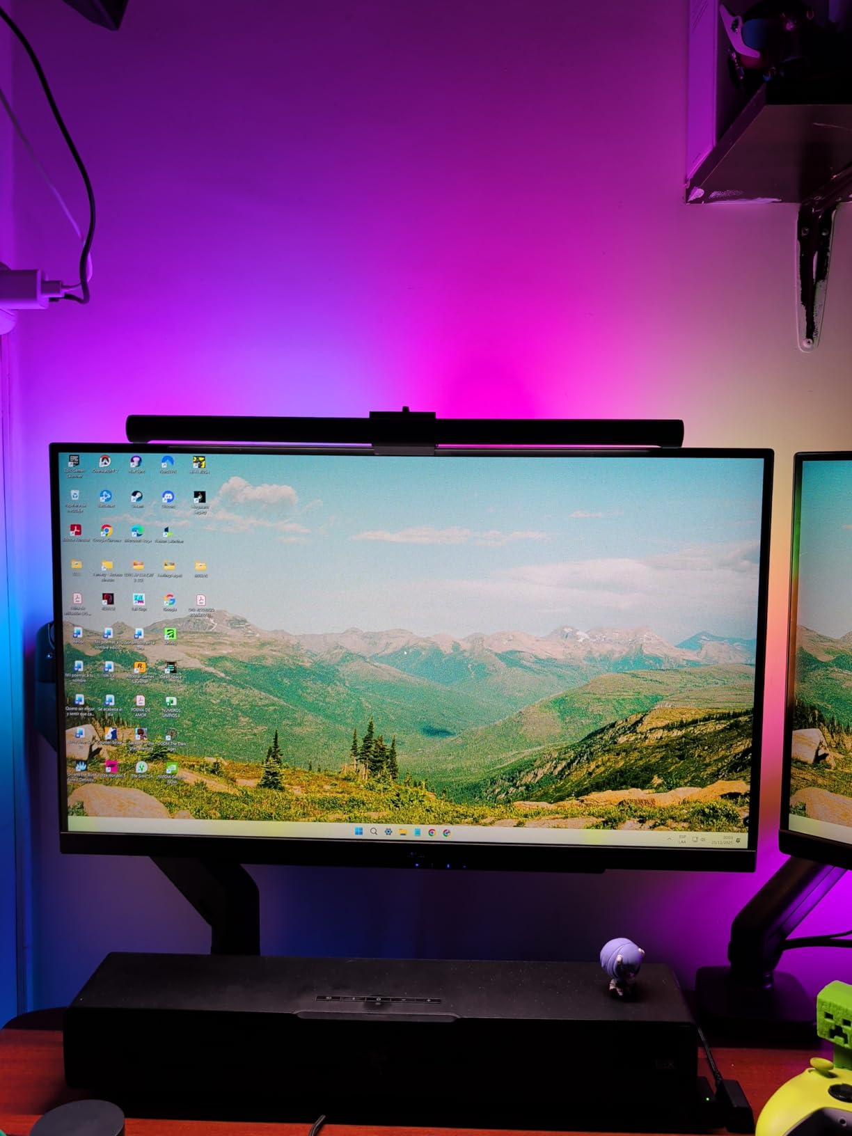 Philips Hue White and Color Ambiance Gradient PC LED Lightstrip for 24'' to 27'' Monitors Requires Hue Hub, Compatible with Alexa, HomeKit, and Google Assistant, Black (578294) customer photo 1