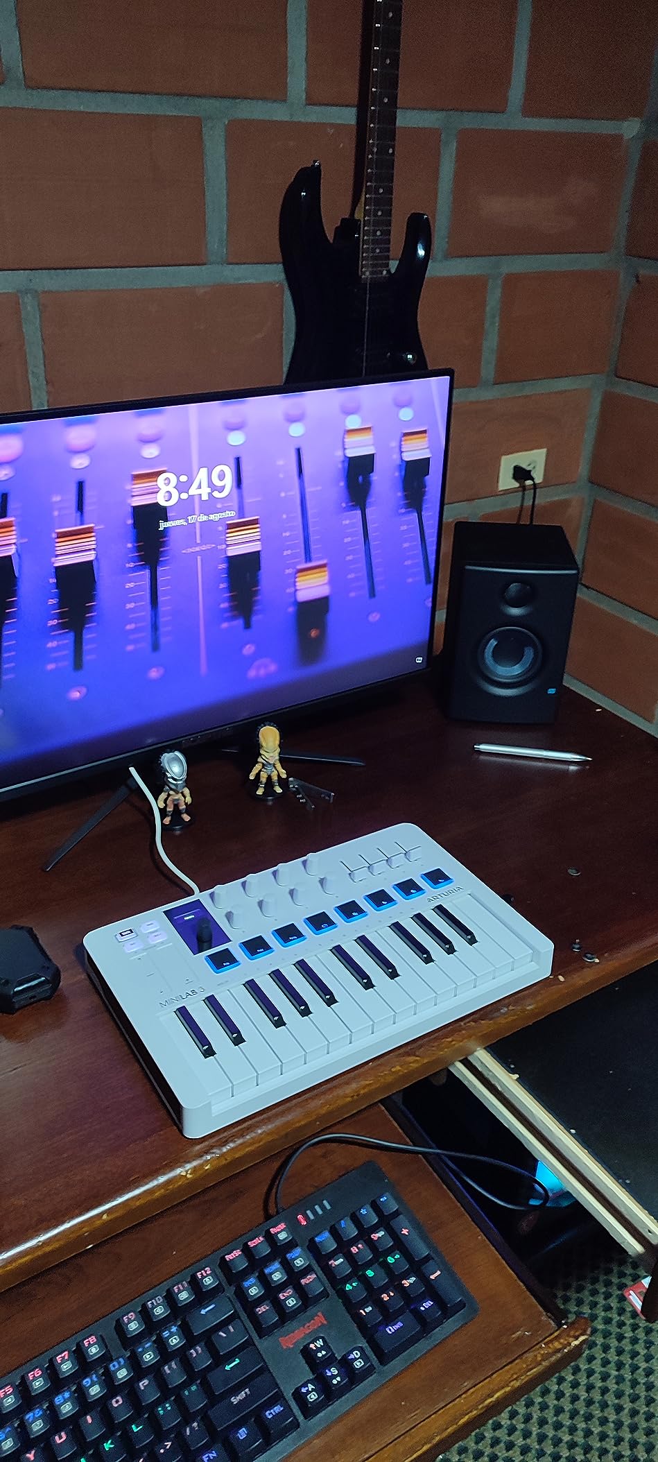 Arturia MiniLab 3 Universal MIDI Controller, White | All in One Software Package, 25 Keys, 8 Multi-Color Pads customer photo 2