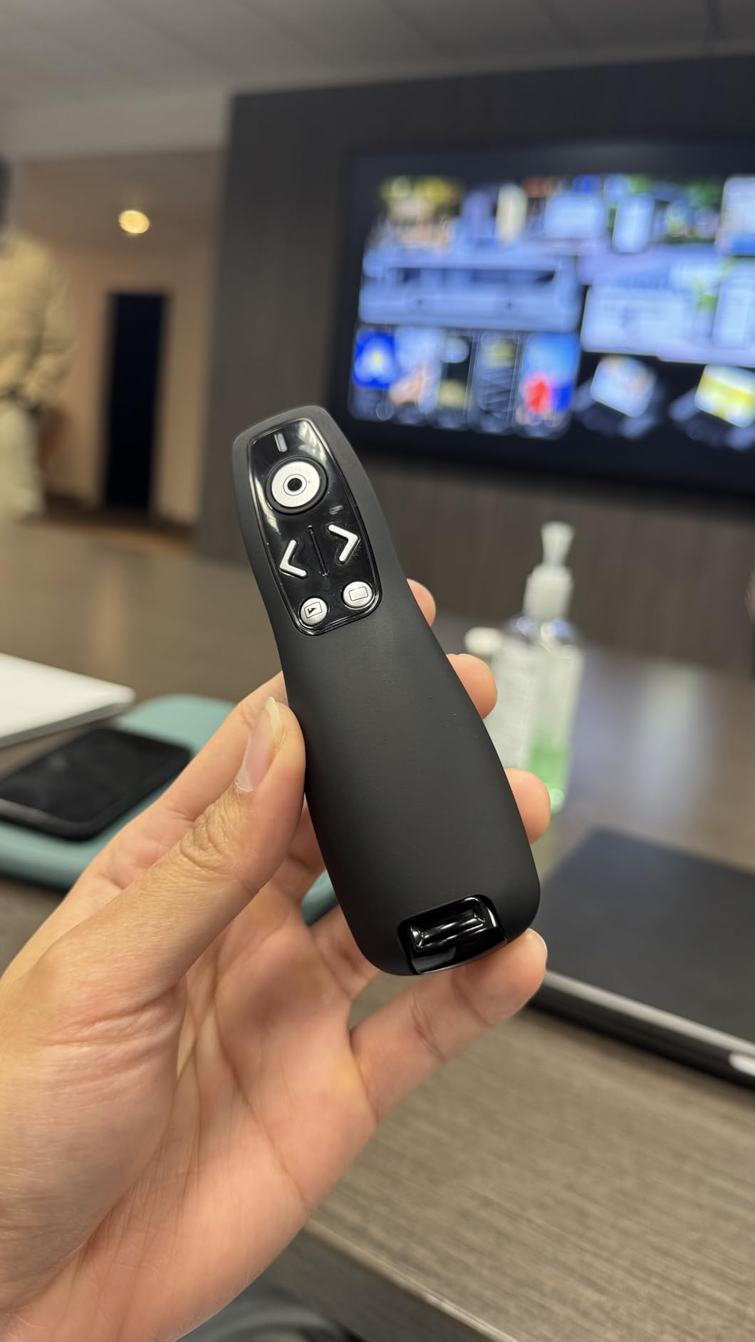 Presentation Clicker with USB-A & USB-C Receiver, 2.4GHz Wireless Presenter Remote with Volume Control & Red Light Pointer, Clicker for PowerPoint Slides Slide Advancer for Mac Computer, Plug & Play customer photo 2