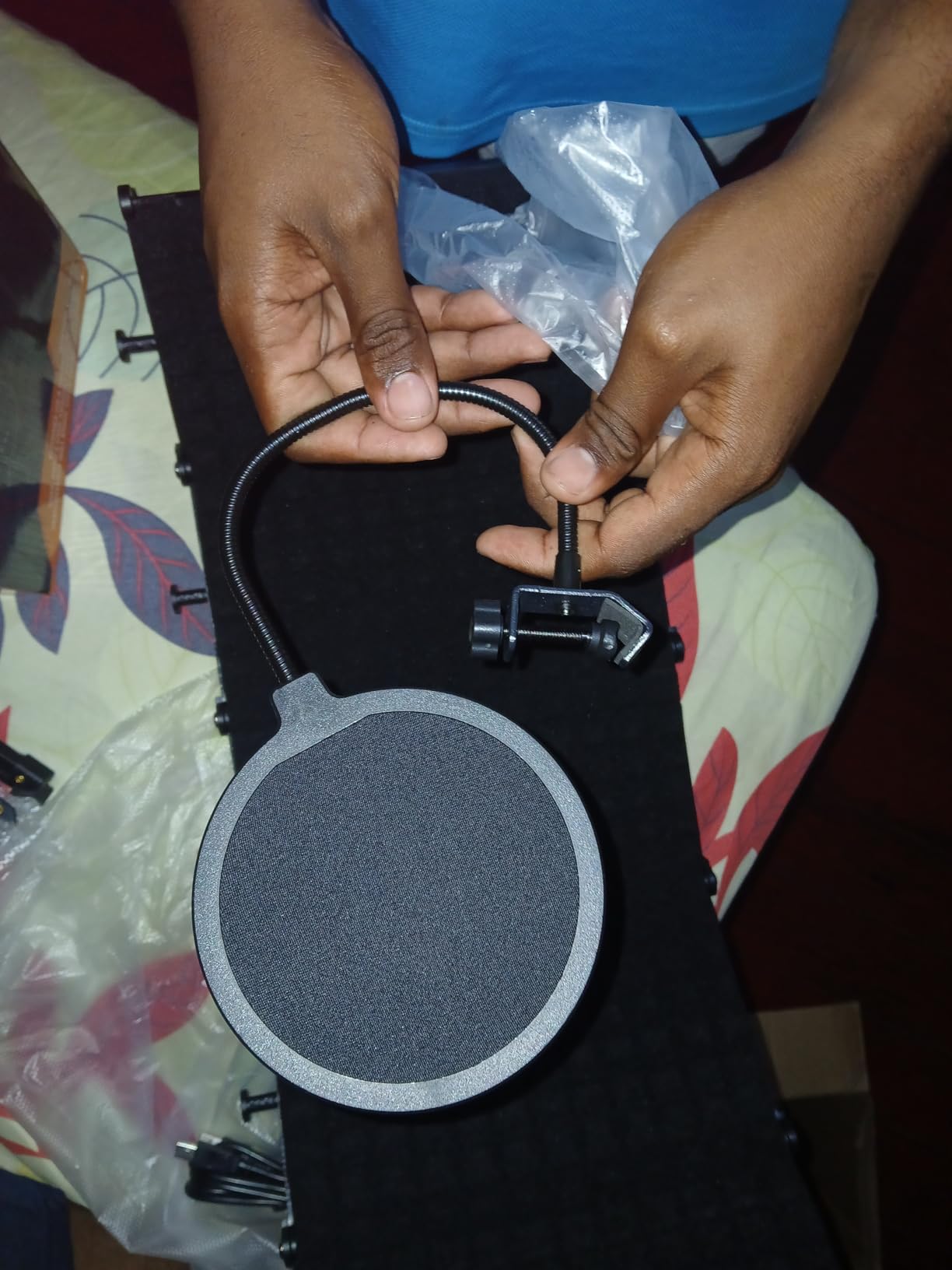 Studio Recording Microphone Isolation Shield with Pop Filter and Metal Tripod Stand, Studio Mic to PC Laptop Smartphone, Music Microphone for Recording Singing Podcasting customer photo 1
