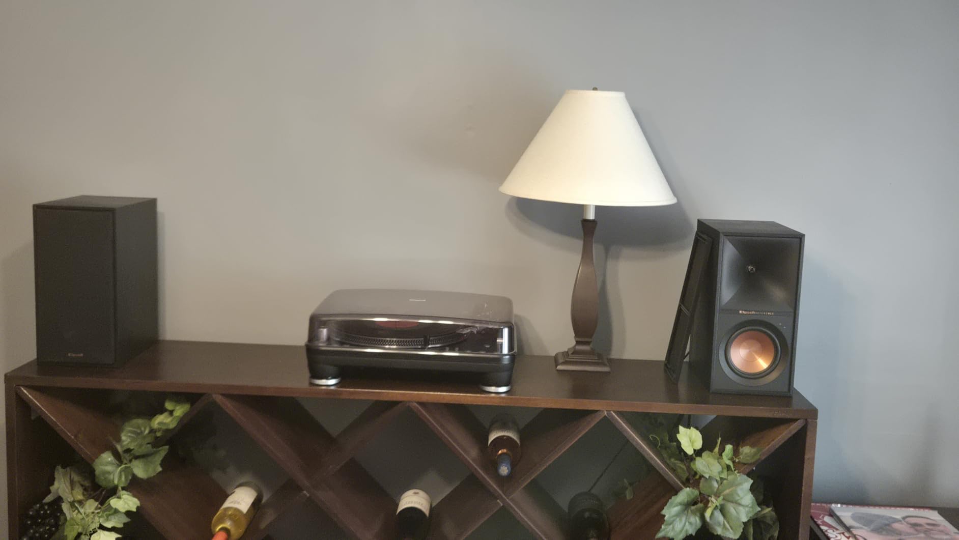 Klipsch Reference R-40PM Powered Bookshelf Speakers - 90-Degree x 90-Degree Tractrix Horn - Linear Travel Suspension customer photo 1