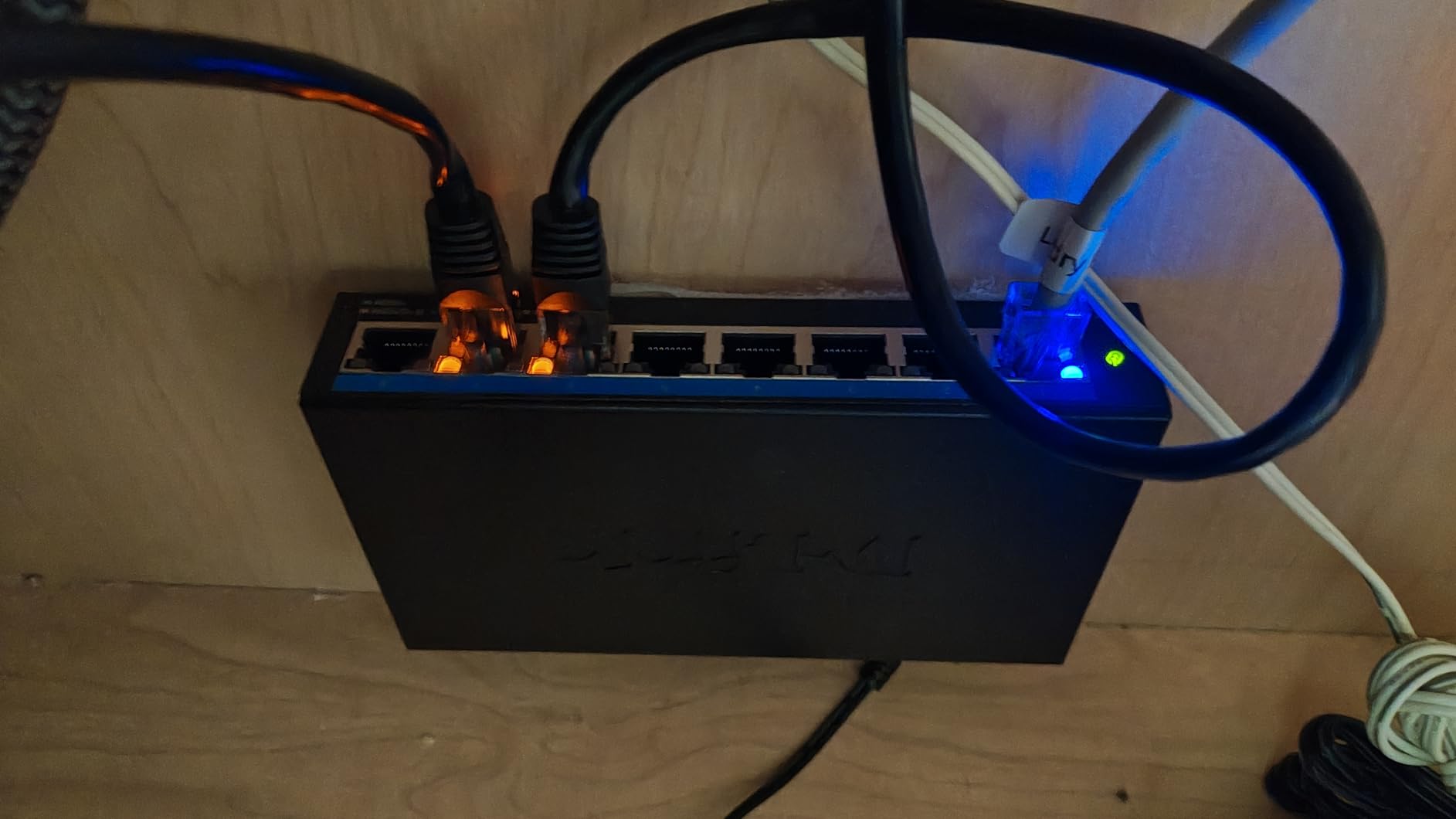 D-Link 8-Port 2.5GB Unmanaged Gaming Switch with 8 x 2.5G - Multi-Gig, Desktop or Wall Mount, Silent Operation, Plug & Play, Follows NDAA/TAA, (DMS-108), Ethernet Splitter, Multi-Gigabit Network customer photo 1