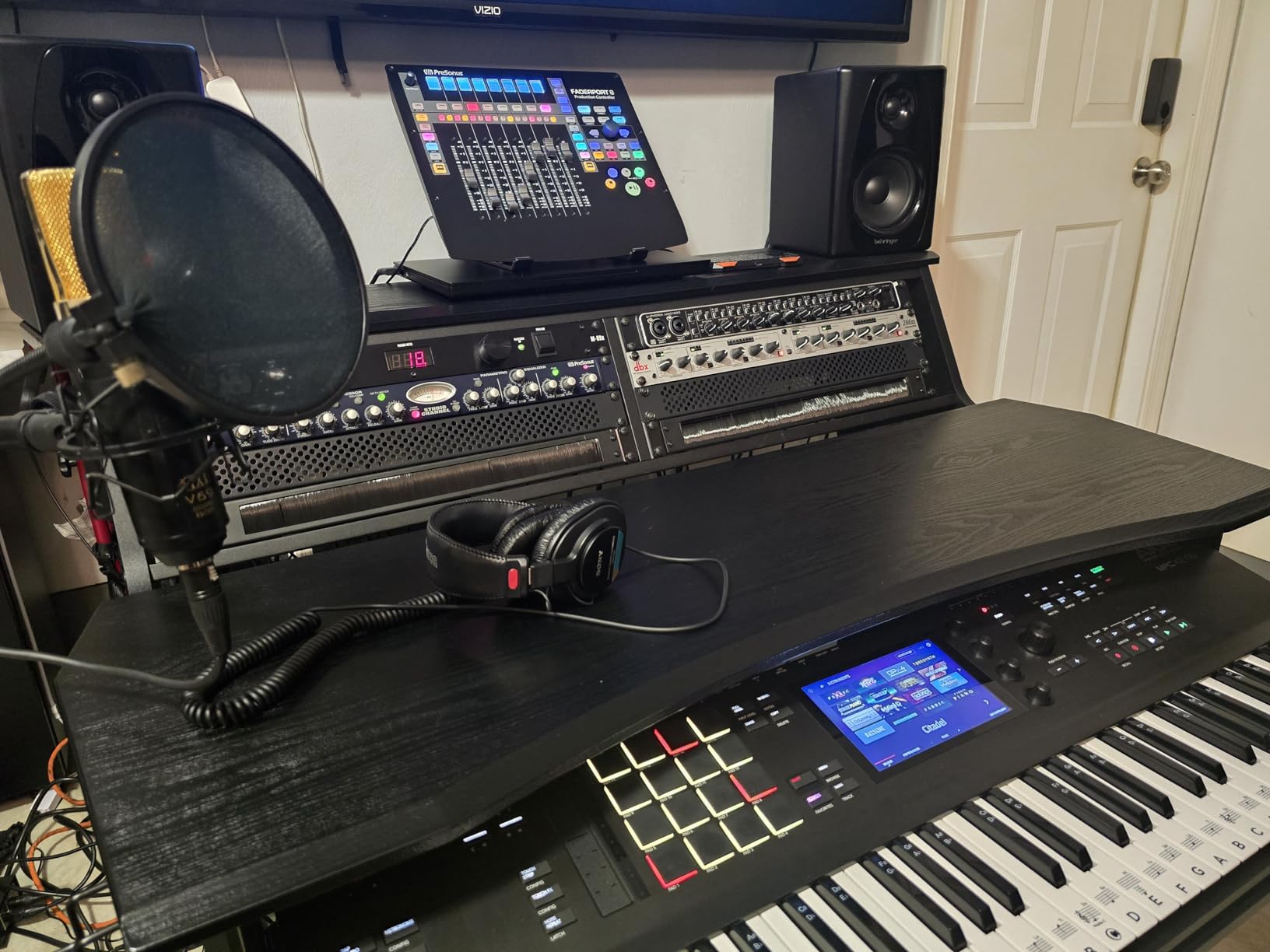 BE200 Series Music Studio Desk Workstation with 2 x 4U Rack (White) customer photo 2