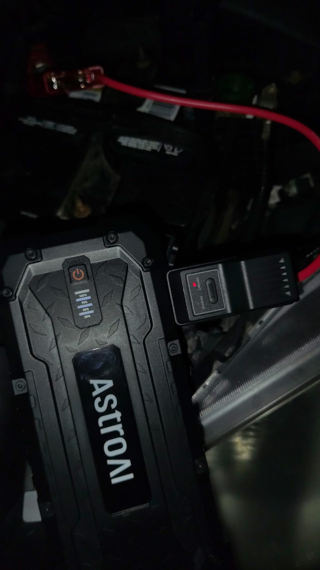 AstroAI S8 Ultra 12V 4000A Lithium Jump Starter Up to All Gas/12L Diesel customer photo 1