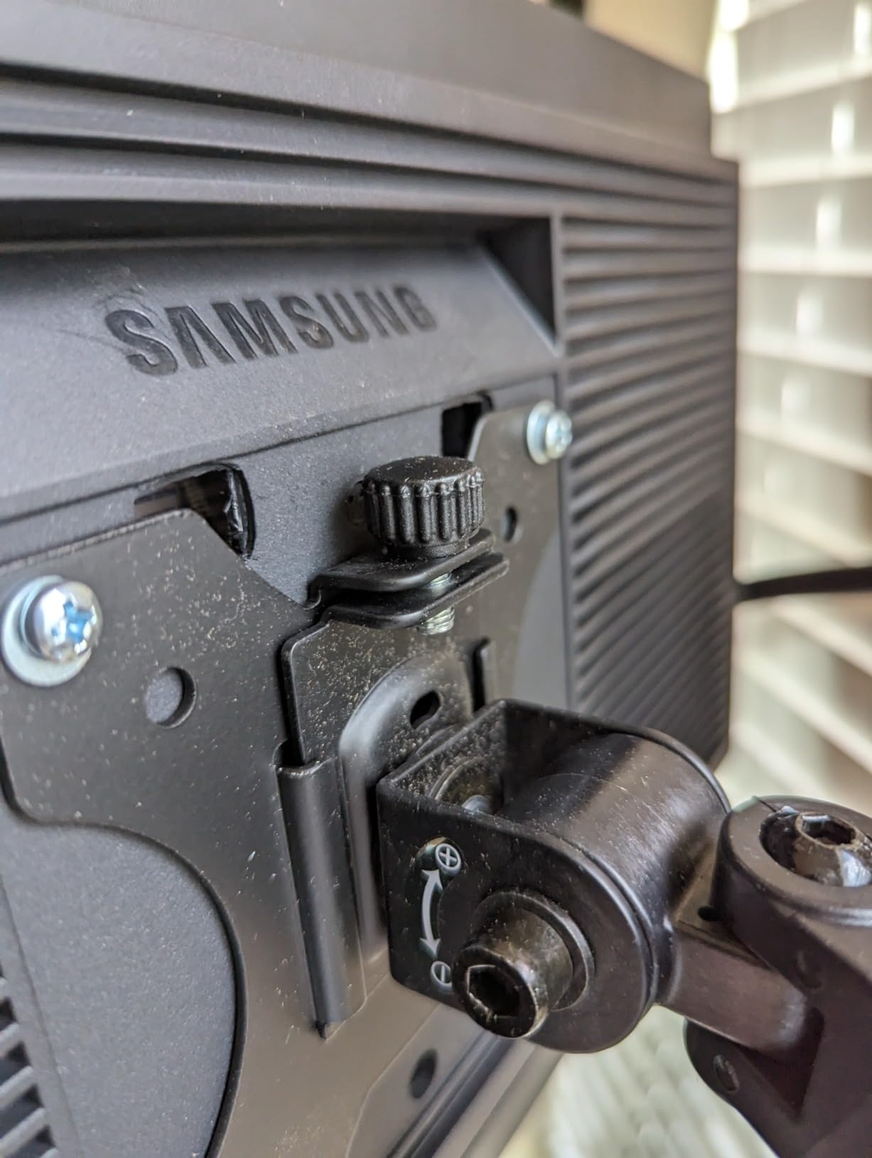 MOUNT PRO Dual Monitor and Laptop Mount for Max 27