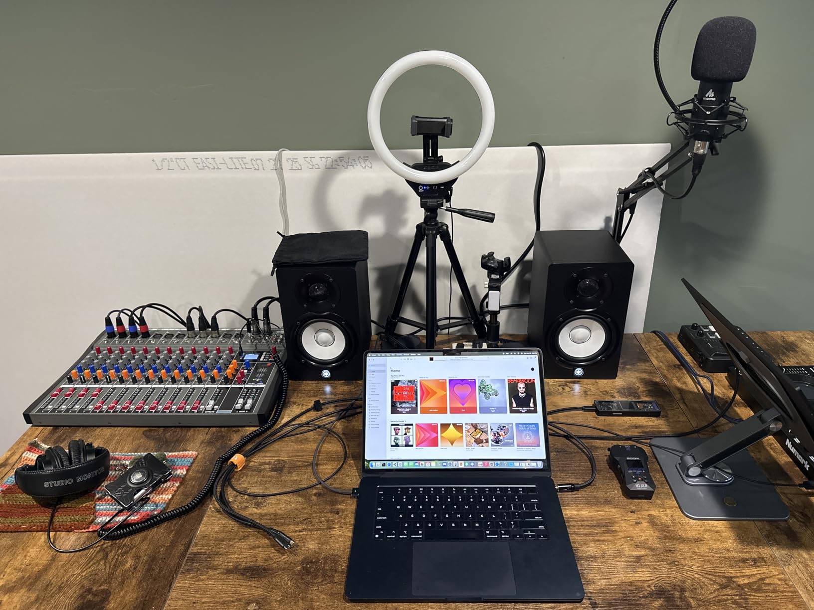 Yamaha HS4 Powered Studio Monitor in Black, Pair (HS4 B) customer photo 1