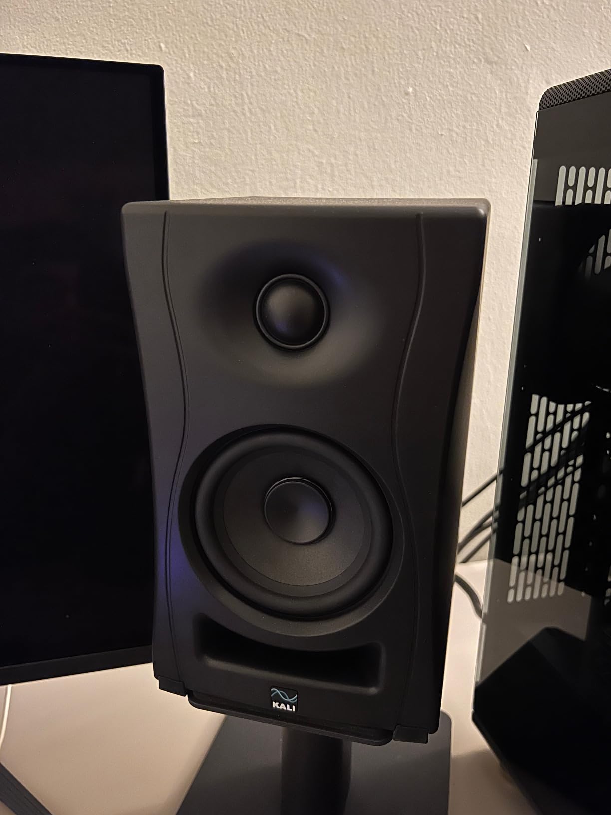KALI AUDIO LP-UNF Ultra Nearfield Monitor System - Black customer photo 2
