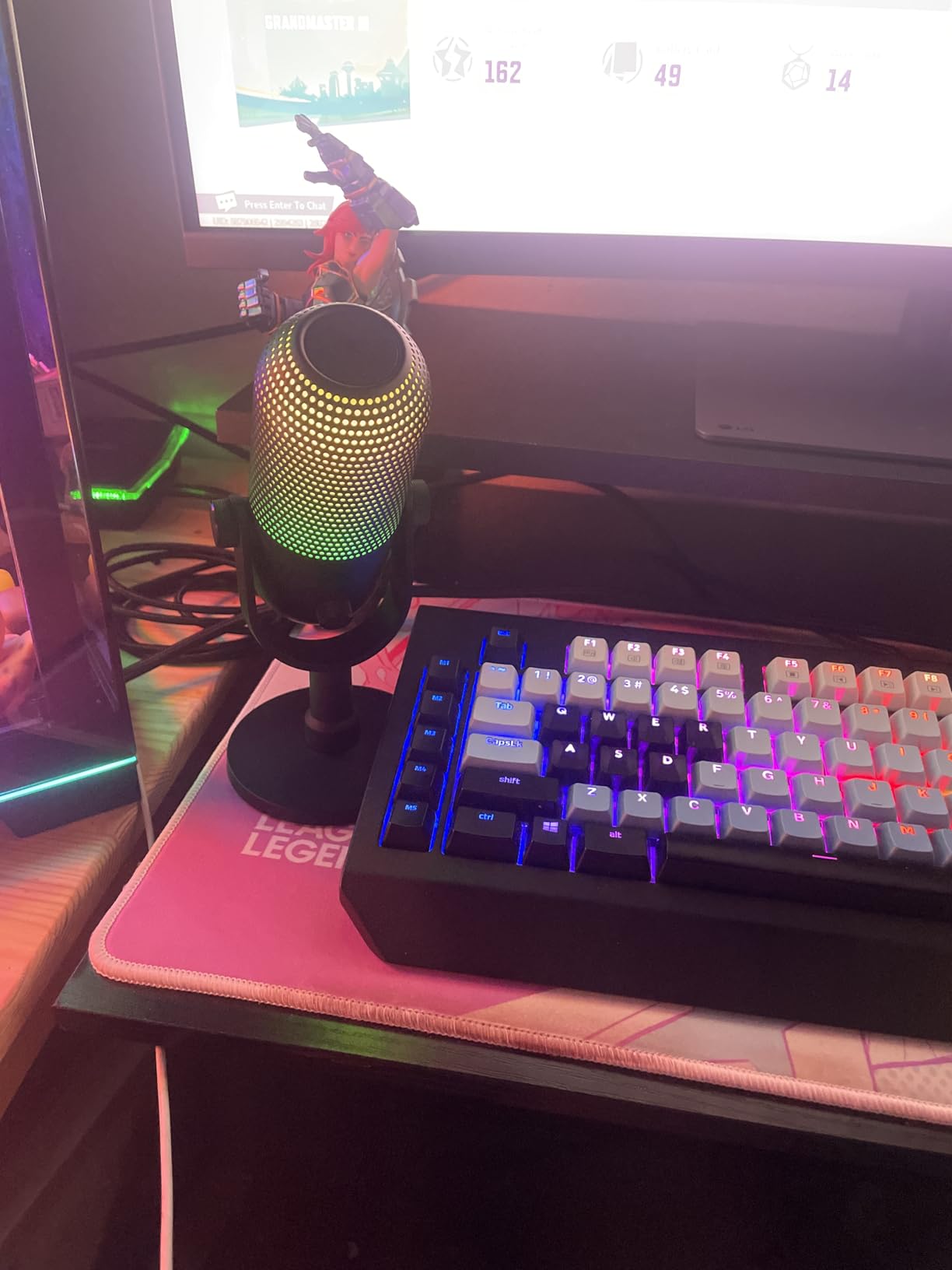 Razer Seiren V3 Chroma RGB, Stream & Game Reactive, USB Microphone, Black - Tap-to-Mute Sensor, Condenser Mic, Digital Gain Limiter & Shock Absorber, Works with OBS, Discord, Zoom, Teams customer photo 1