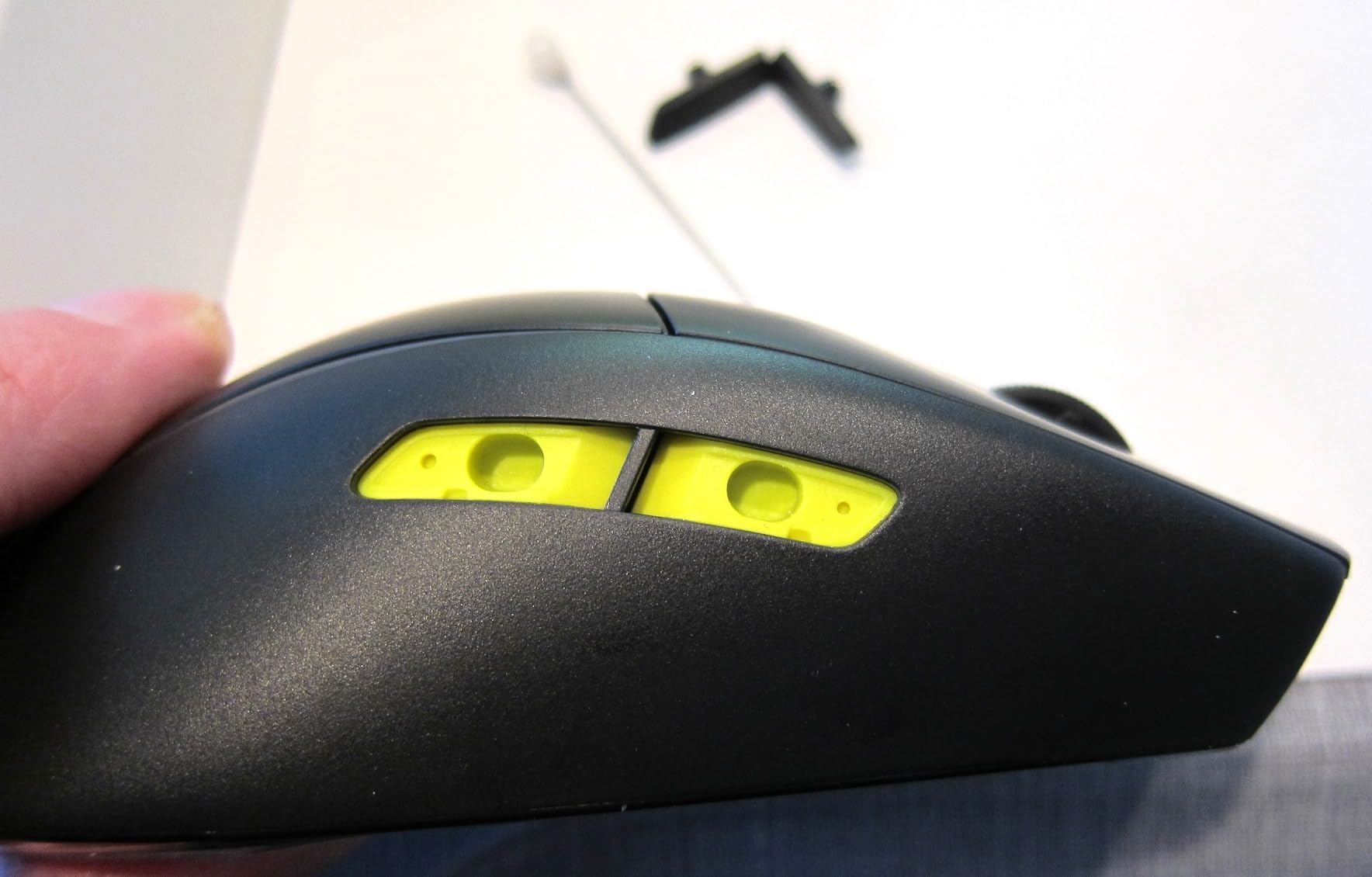 Corsair M75 Wireless RGB Lightweight FPS Gaming Mouse – 26,000 DPI – Swappable Side Buttons – iCUE Compatible – PC – White customer photo 2