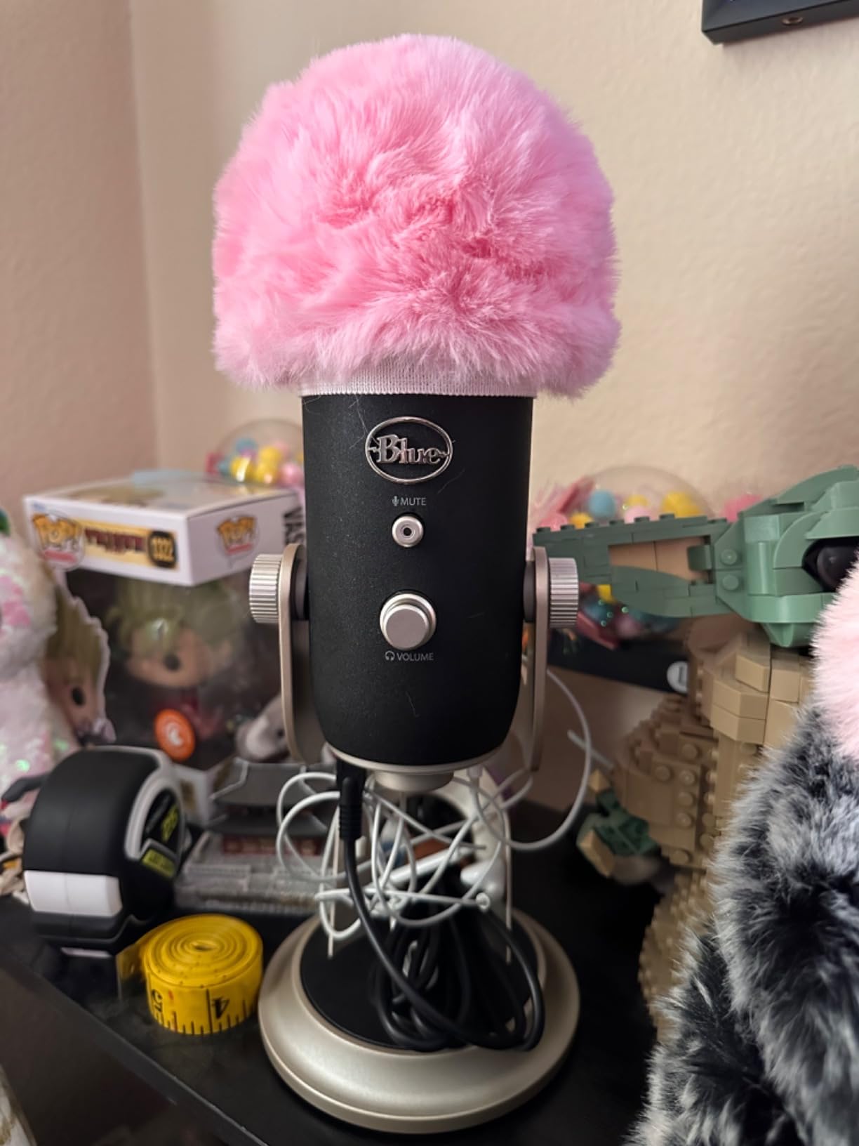 ZealSound Blue Yeti Pop Filter, Furry Microphone Windscreen Foam Cover for Yeti, Yeti X, Yeti Nano, Yeti Pro, ZealSound K66, AM8, SoloCast, Razer Seiren Mini & More USB Mics for Podcasting, Pink customer photo 1