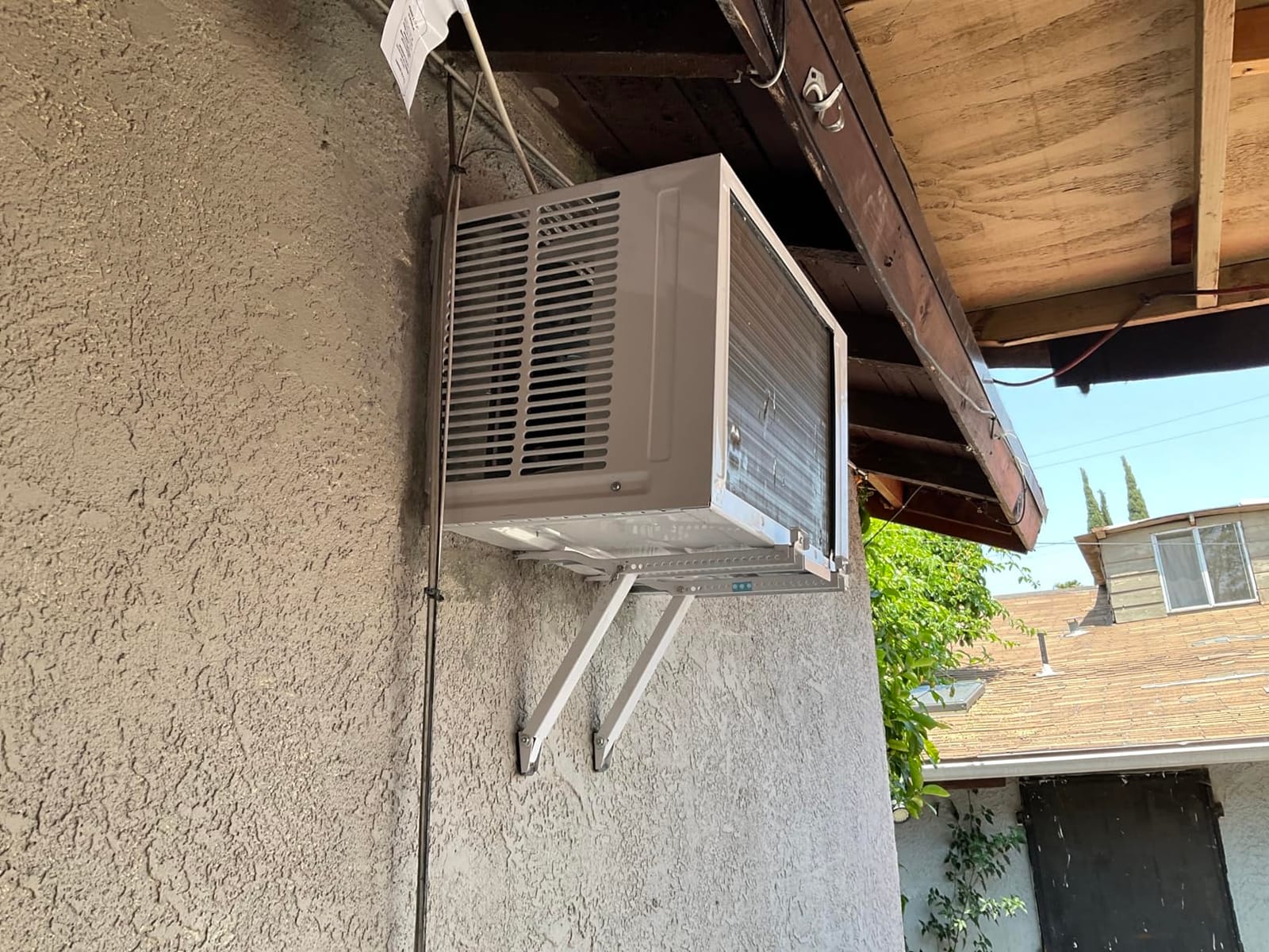 Whirlpool 15,000 BTU Window Air Conditioner with Dehumidifier, White customer photo 1