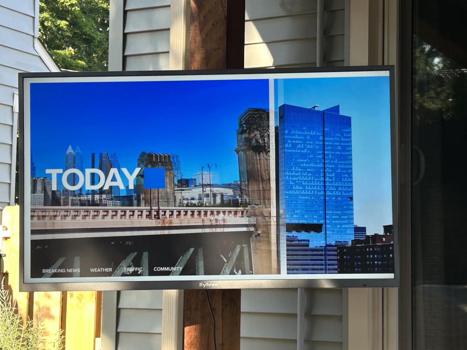 SYLVOX Outdoor TV, 55 inch Smart Waterproof Outdoor TV, 4K UHD Weatherproof | IP56, Support Dolby Vision Atmos, Google Cast, 1000 nit Brightness for Outside Partial Sun & Full Shade (Deck Pro 3.0 /2026) customer photo 2