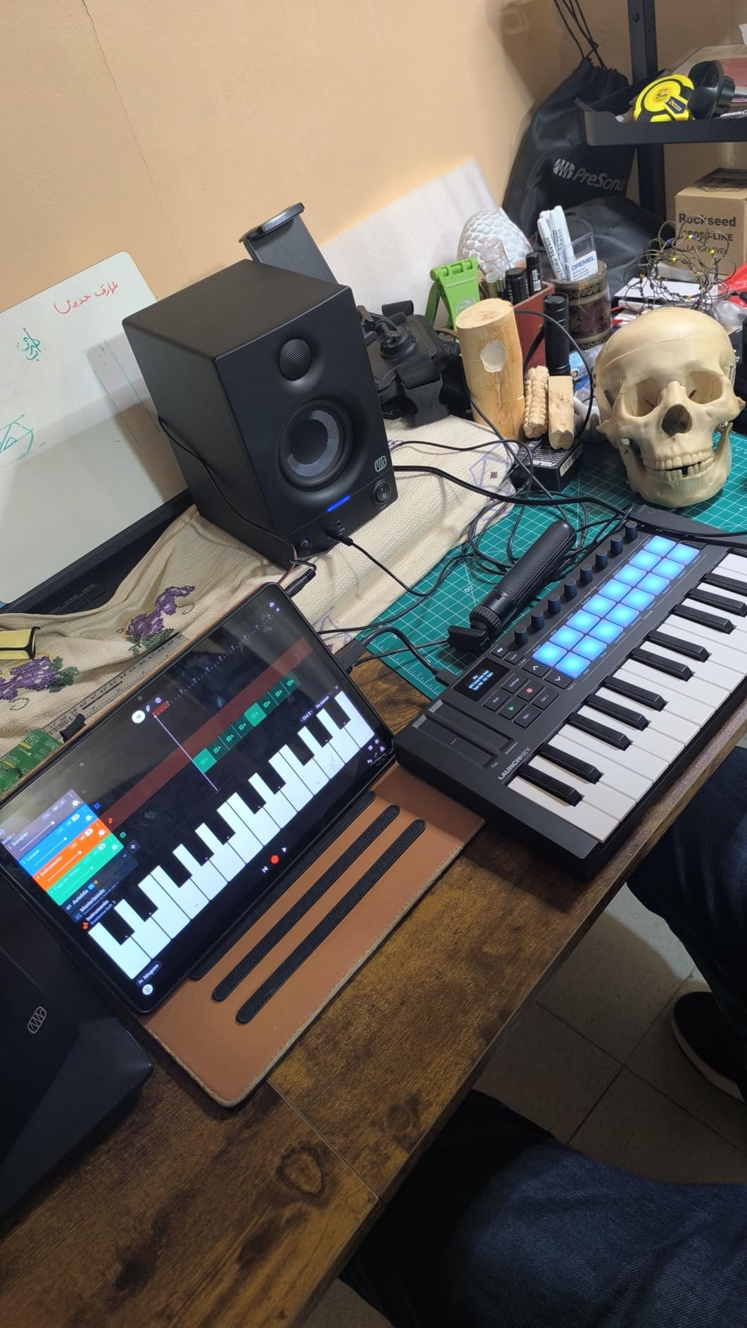 Novation Launchkey Mini 25 MK4 USB MIDI Keyboard Controller | USB, 25 Mini Synth-Action Keys, 16 Pads with Polyphonic Aftertouch, OLED Display, Scale and Chord Modes, Arpeggiator, MIDI customer photo 1
