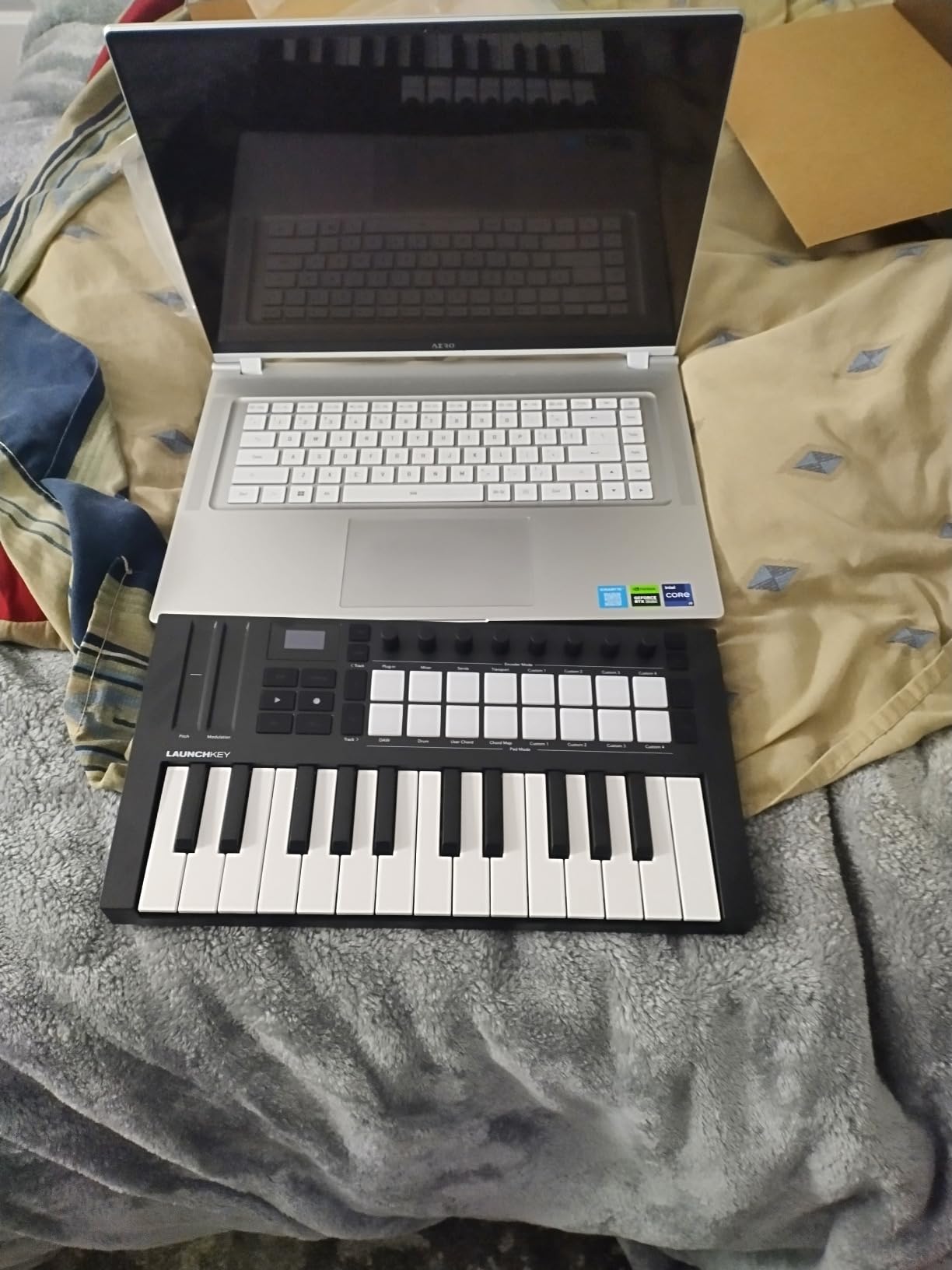 Novation Launchkey Mini 25 MK4 USB MIDI Keyboard Controller | USB, 25 Mini Synth-Action Keys, 16 Pads with Polyphonic Aftertouch, OLED Display, Scale and Chord Modes, Arpeggiator, MIDI customer photo 2