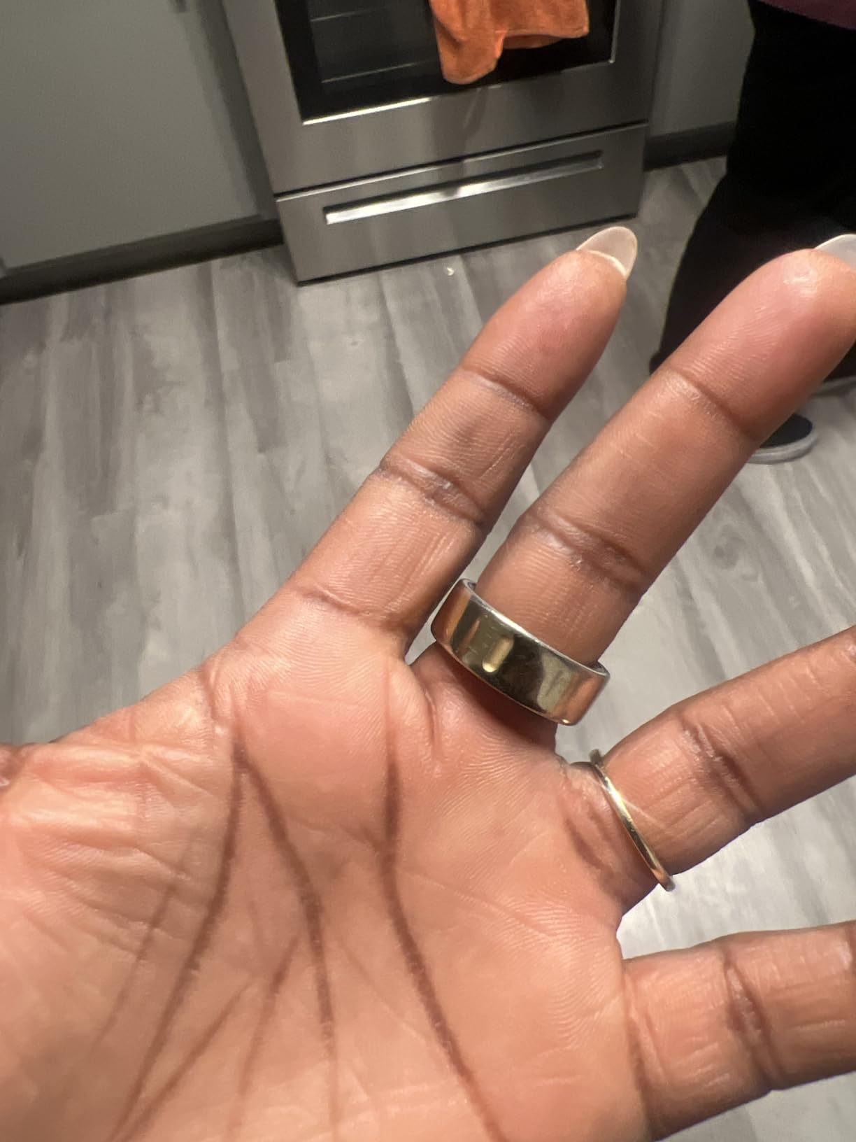 OURA Ring 4 Smart Ring - Silver - Size 9 customer photo 2