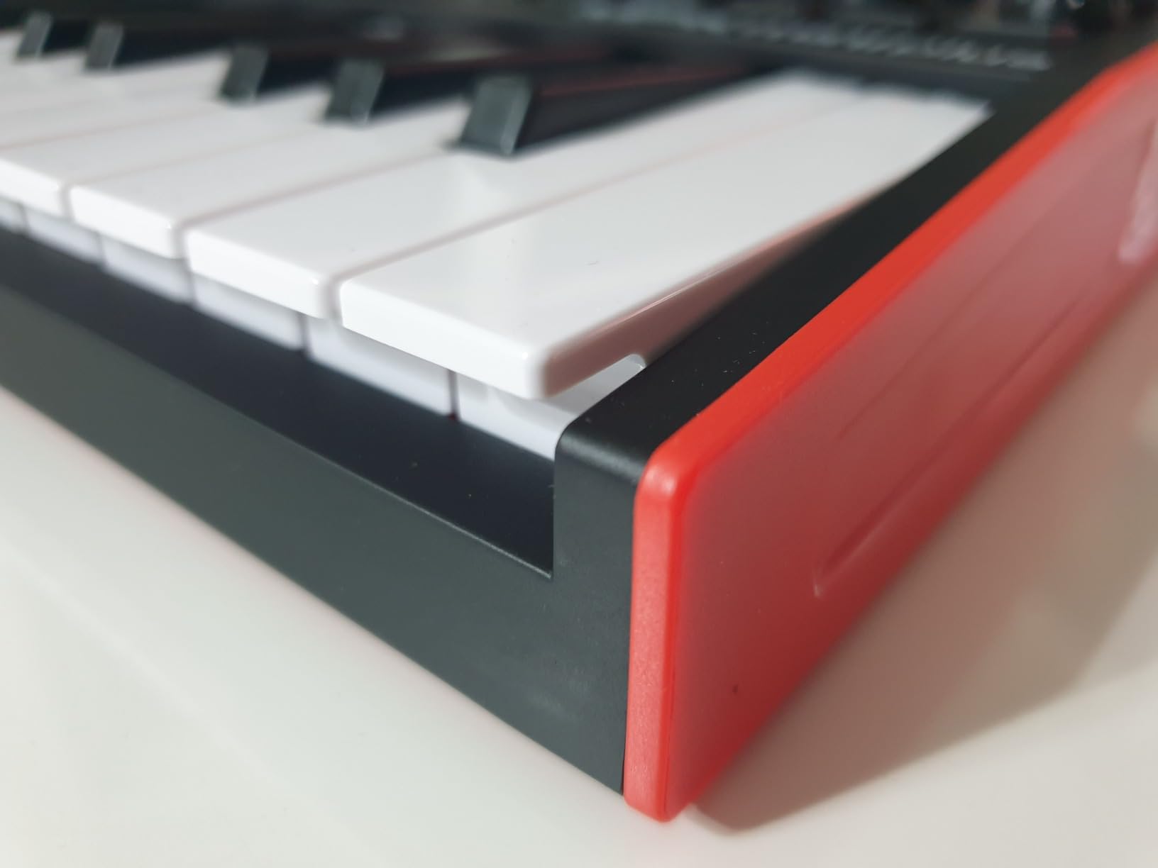 Akai Professional MPK Mini Plus 37-Key USB MIDI Keyboard Controller, White | Velocity-Sensitive Mini Keys, 8 MPC Pads, 64 Step Sequencer, MIDI/CV/Gate I/O, Software Suite Included, for Beat Makers customer photo 1