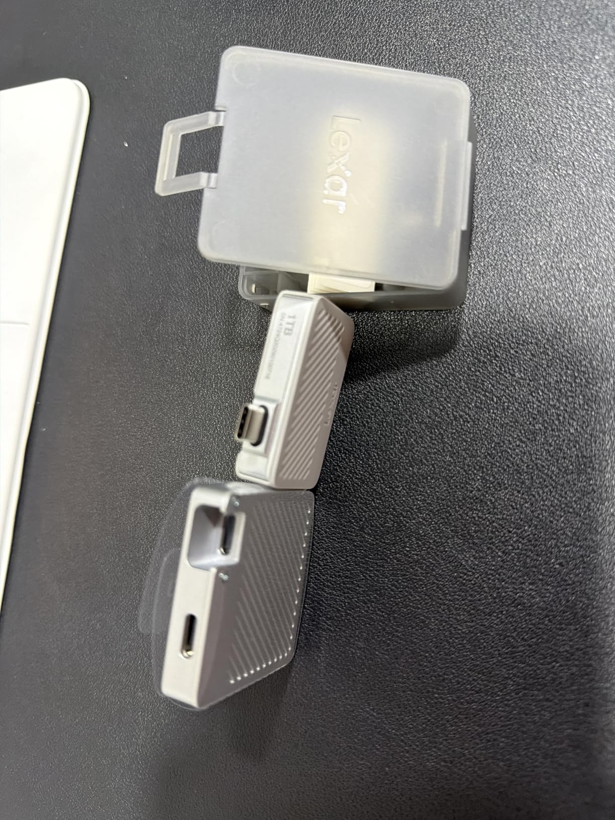 Lexar 1TB Go Portable SSD w/Hub, 1050MB/s Read, USB 3.2 Gen2, Ultracompact customer photo 1