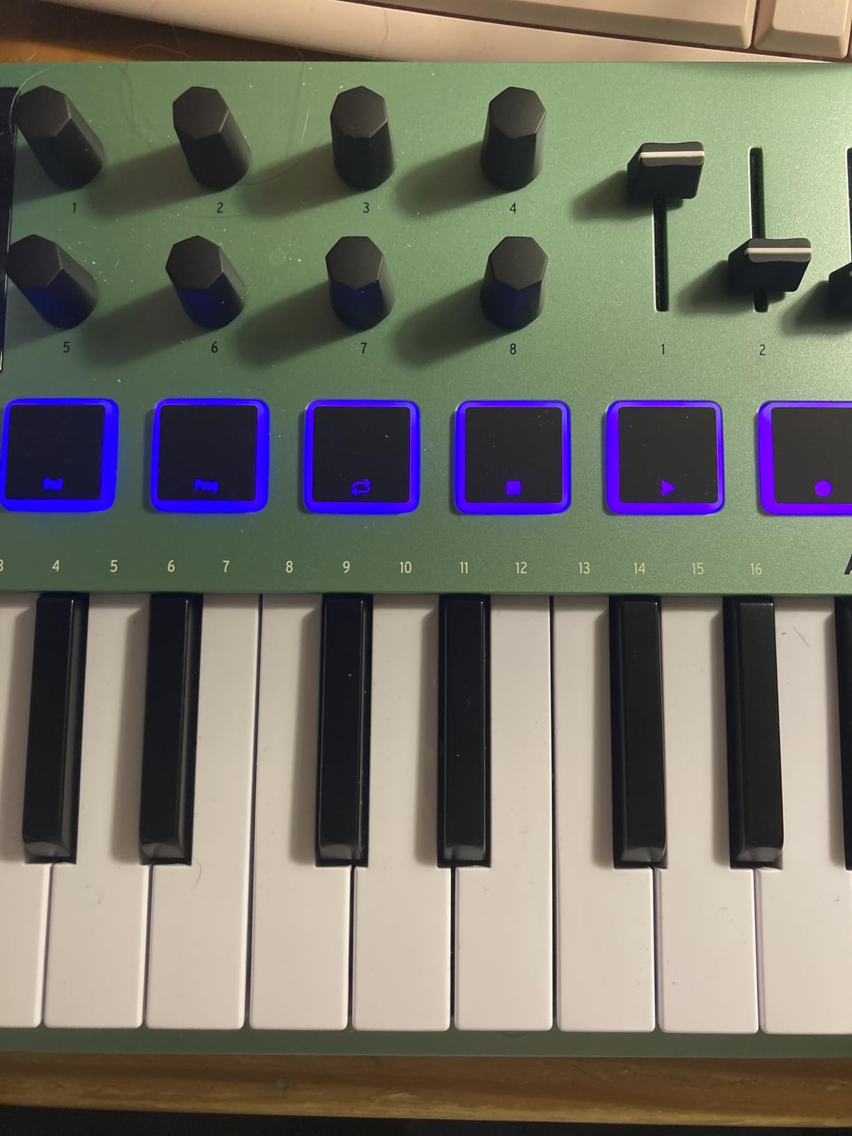 Arturia MiniLab 3 - Limited Edition Mint Green 25 Key USB MIDI Keyboard Controller With 8 Multi-Color Drum Pads, 8 Knobs and Music Production Software Included customer photo 2
