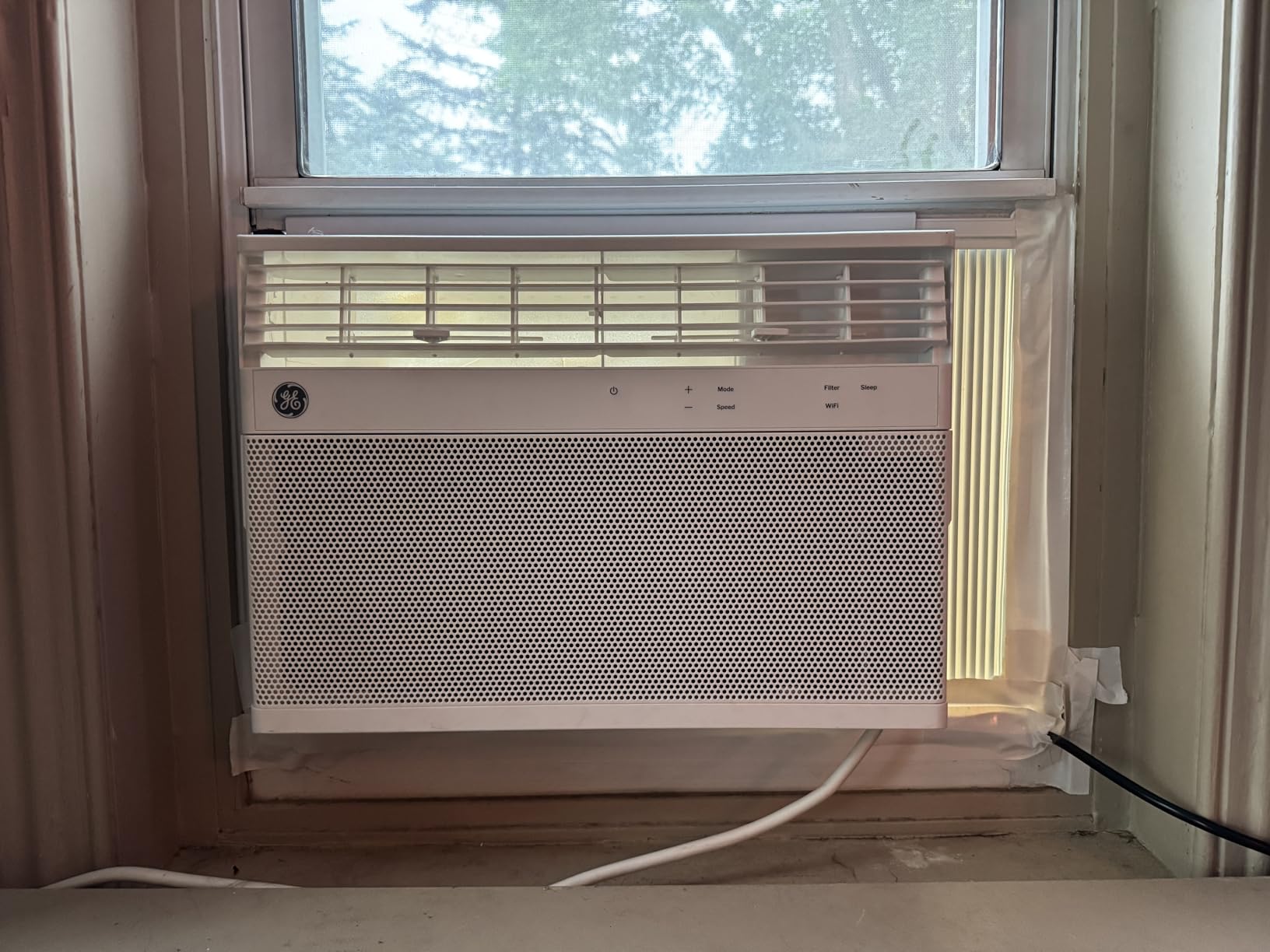 GE 14,000 BTU Smart Window Air Conditioner, Powerful Cooling for Large & Open Spaces up to 700 sq ft, Energy Efficient, Wi‑Fi, Alexa/Google, Quick Install Kit, White customer photo 2