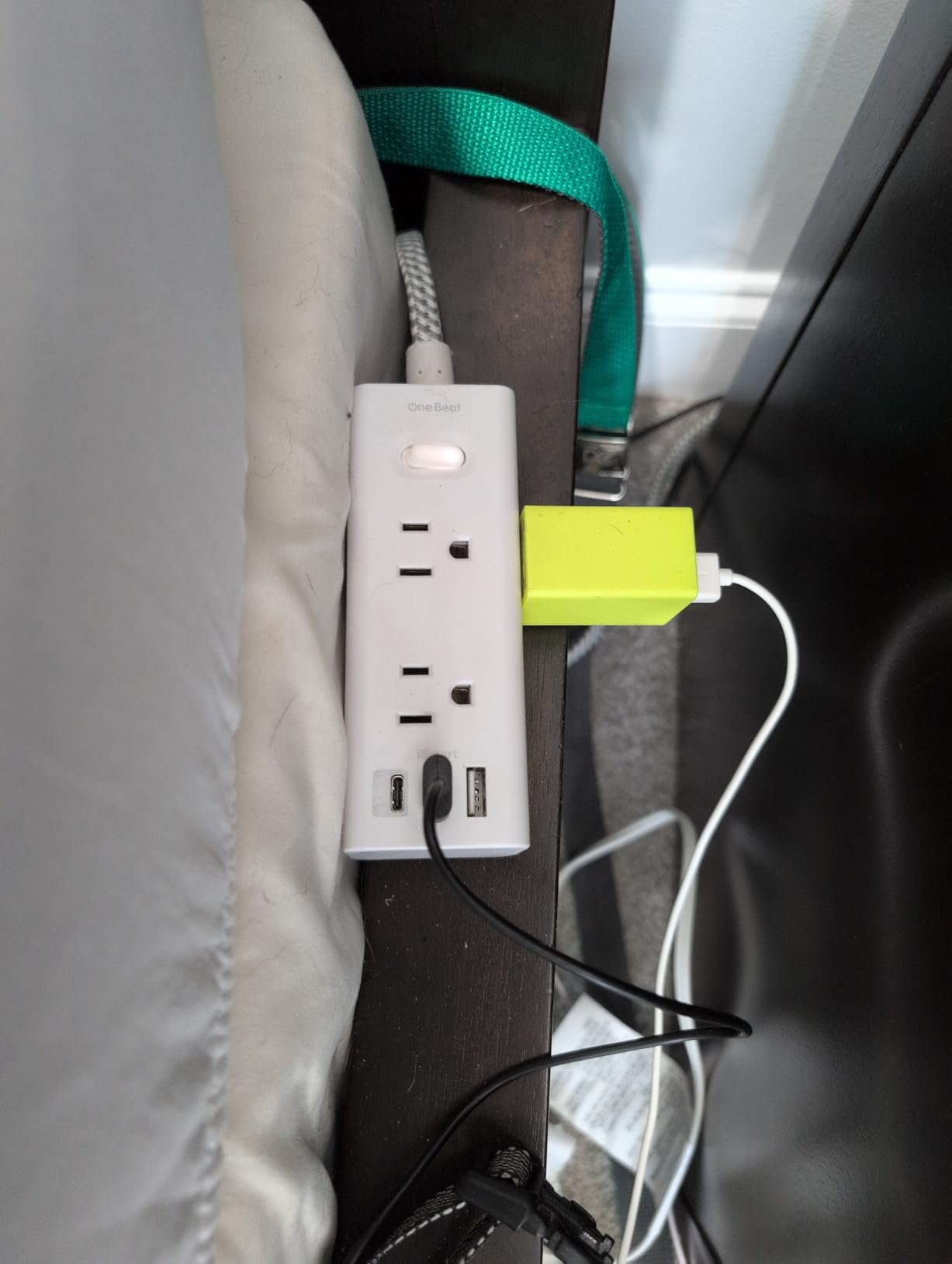 One Beat Power Strip Surge Protector, 1Ft Short Extension Cord Flat Plug | 6 Outlets with 4 USB Ports (2 USB C), Wall Mount Small Power Strip for Travel, Home Office College Dorm Essentials Station customer photo 2