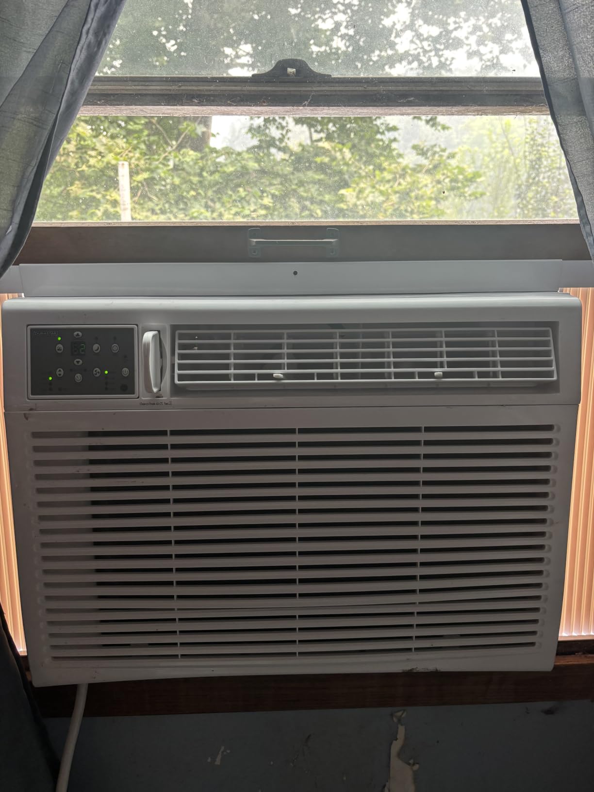 Durastar DRWHC232XNA1 23,200 BTU 230V Window Air Conditioner with 16000 BTU Supplemental Heating and Remote Control - White customer photo 2