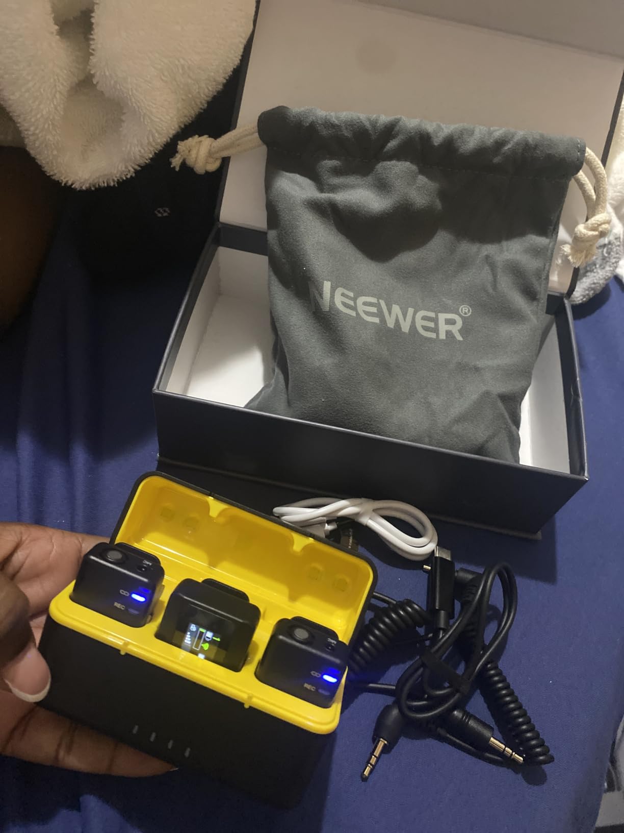 NEEWER CM28 PRO Wireless Lavalier Lapel Microphone System with Charging Case 48KHz 16 Bit Uncompressed Audio Noise Canceling 4GB Storage 9Hrs Recording Compatible with iPhone iPad Android Camera PC customer photo 2