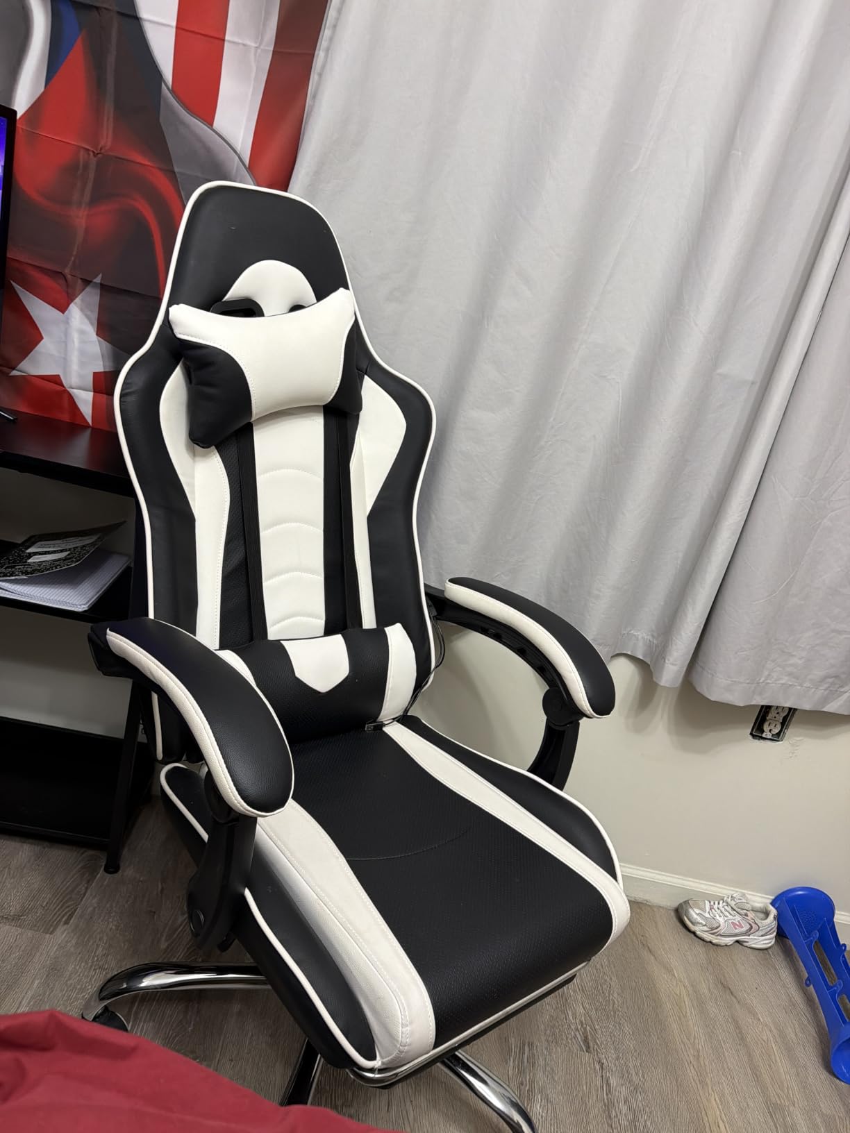 Yaheetech Gaming Chair with Footrest Massage Lumbar Pillow Reclining Black customer photo 1