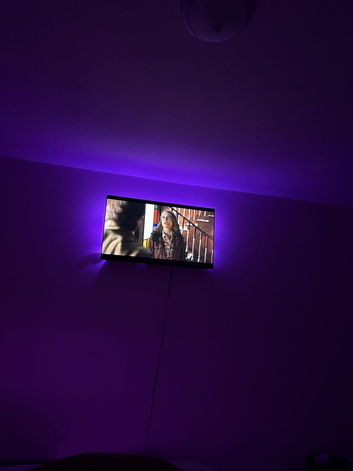 GIPOYENT TV LED Backlight with Camera, 10.5FT RGBIC Screen Sync Lights for 32–50 Inch TVs & PC Monitors, Music Sync LED Strip Lights with App for Gaming, Movies, Bedroom customer photo 2