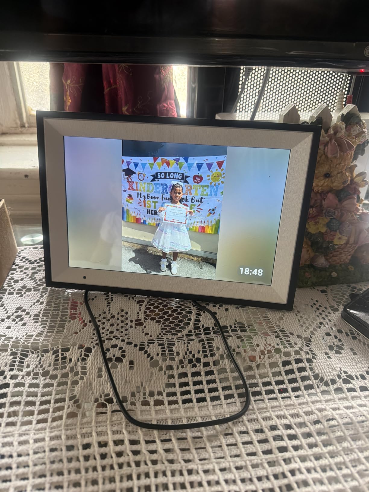 AEEZO Digital Picture Frame, 10.1 Inch Digital Photo Frame with 1280 * 800 HD IPS Touch Screen, Smart Digital Frame Built-in 32GB Memory, Auto-Rotate Easy Setup via AiMOR APP(Black) customer photo 2