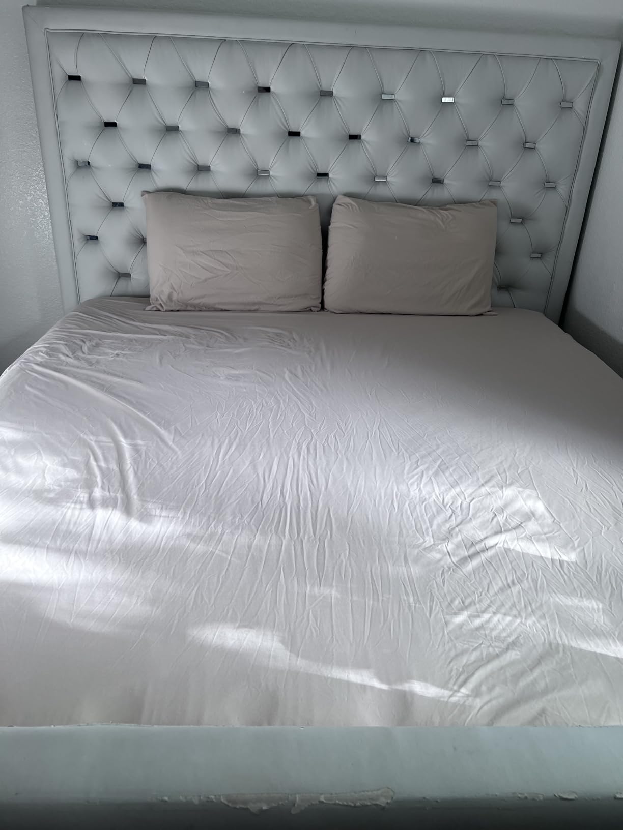 Elegant Comfort Luxury Soft 1500 Premier Egyptian 4-Piece Premium Hotel Quality Wrinkle Resistant Coziest Bedding Set, All Around Elastic Fitted Sheet, Deep Pocket up to 16inch, King, White customer photo 1