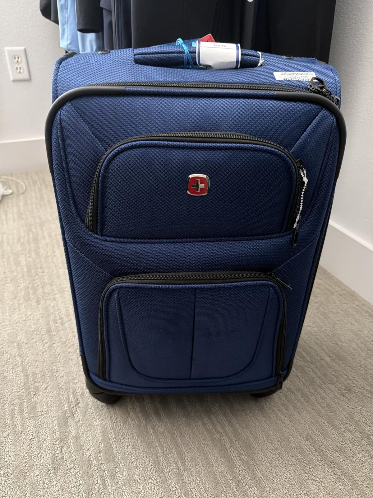 SwissGear Sion Softside Expandable Spinner Luggage Durable Lightweight Travel Suitcase, Teal, Carry-On customer photo 1
