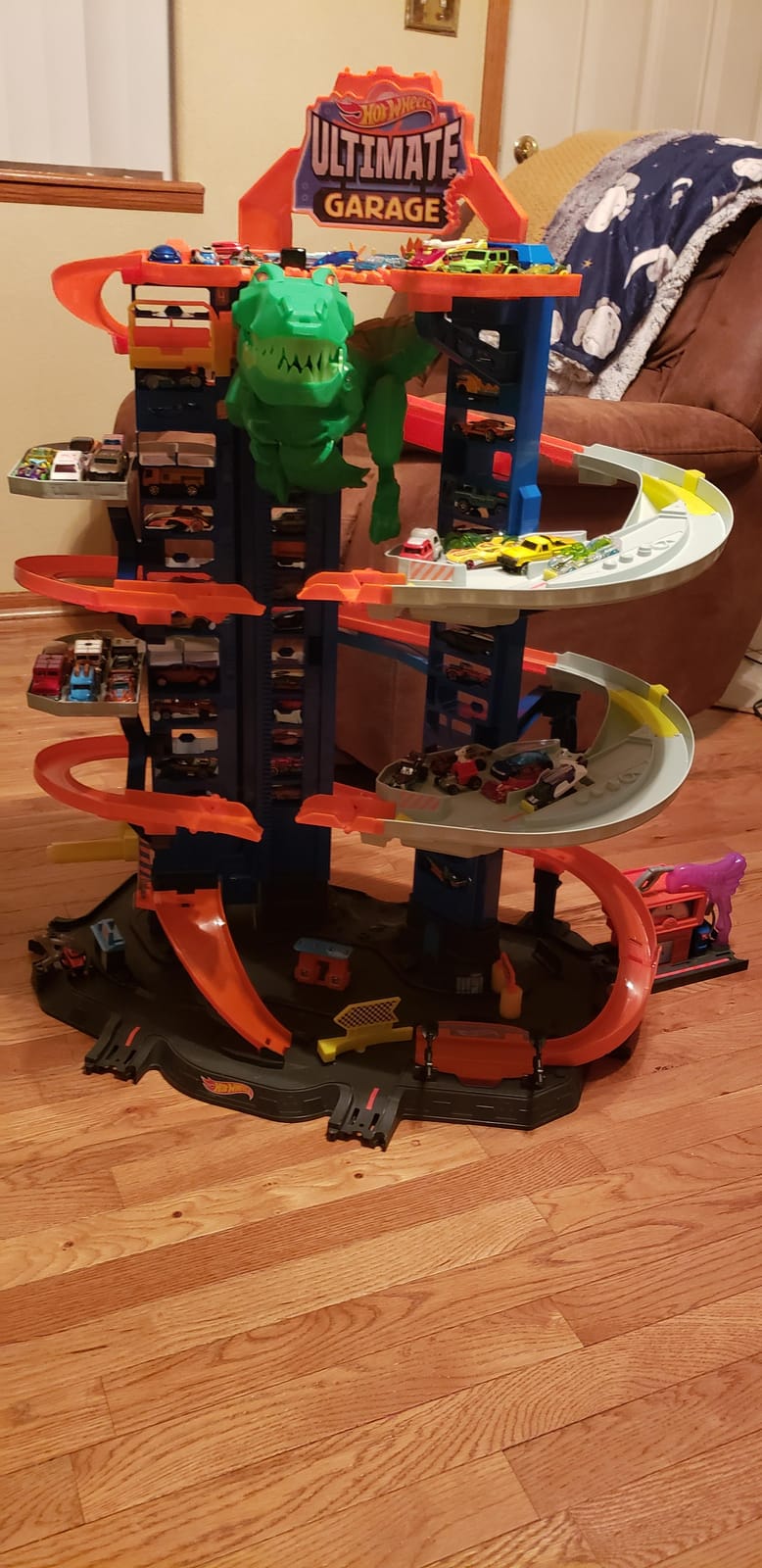 Hot Wheels Ultimate Garage Track Playset & 2 1:64 Scale Toy Cars customer photo 2