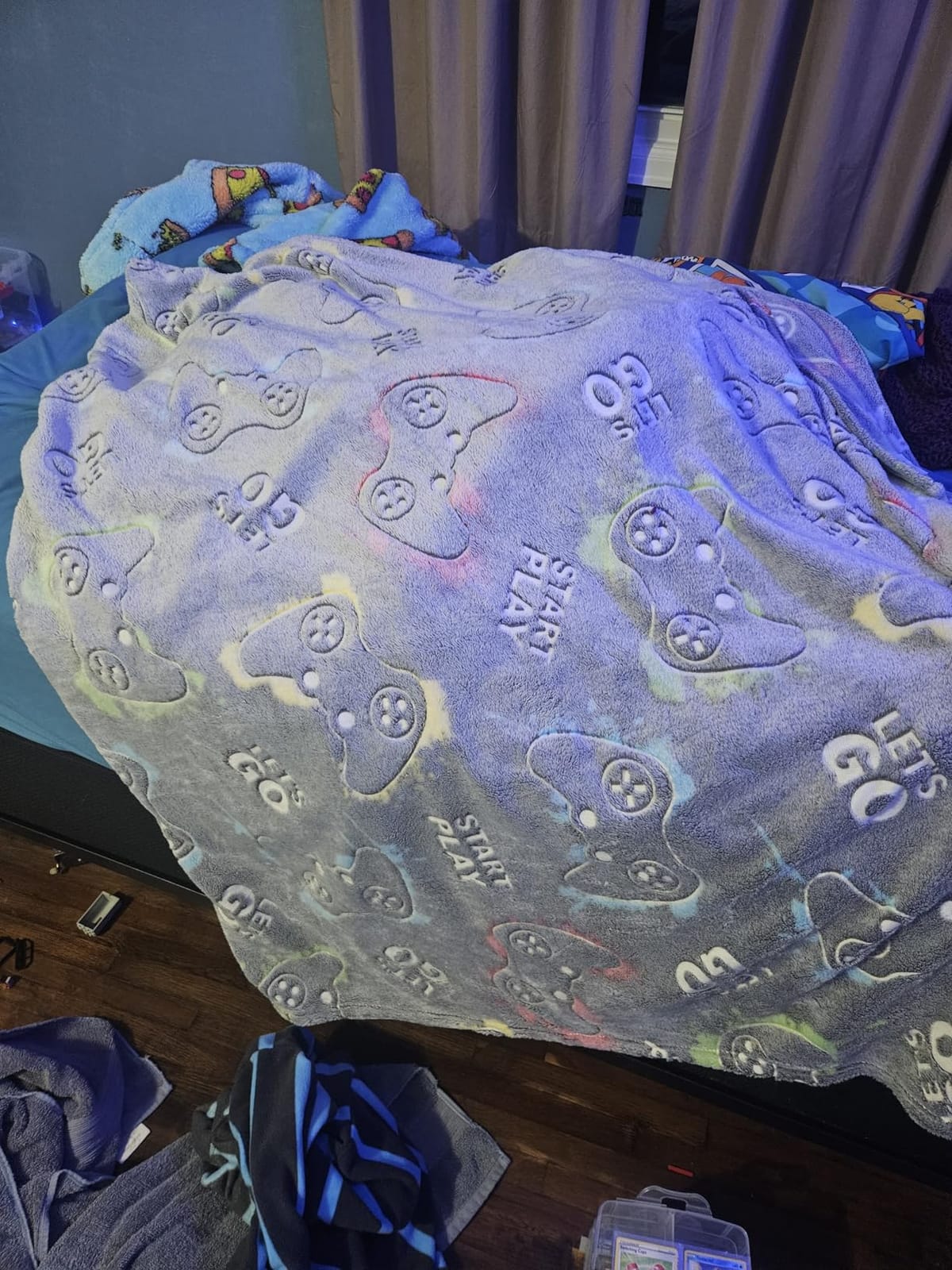 Jekeno Glow in The Dark Gaming Blanket Gamer Game Controller Throw Gift Toys for Kids Boys Teen Son Adults Gamepad Presents Easter Birthday Christmas Bedroom Decor Luminous Blanket Grey 50