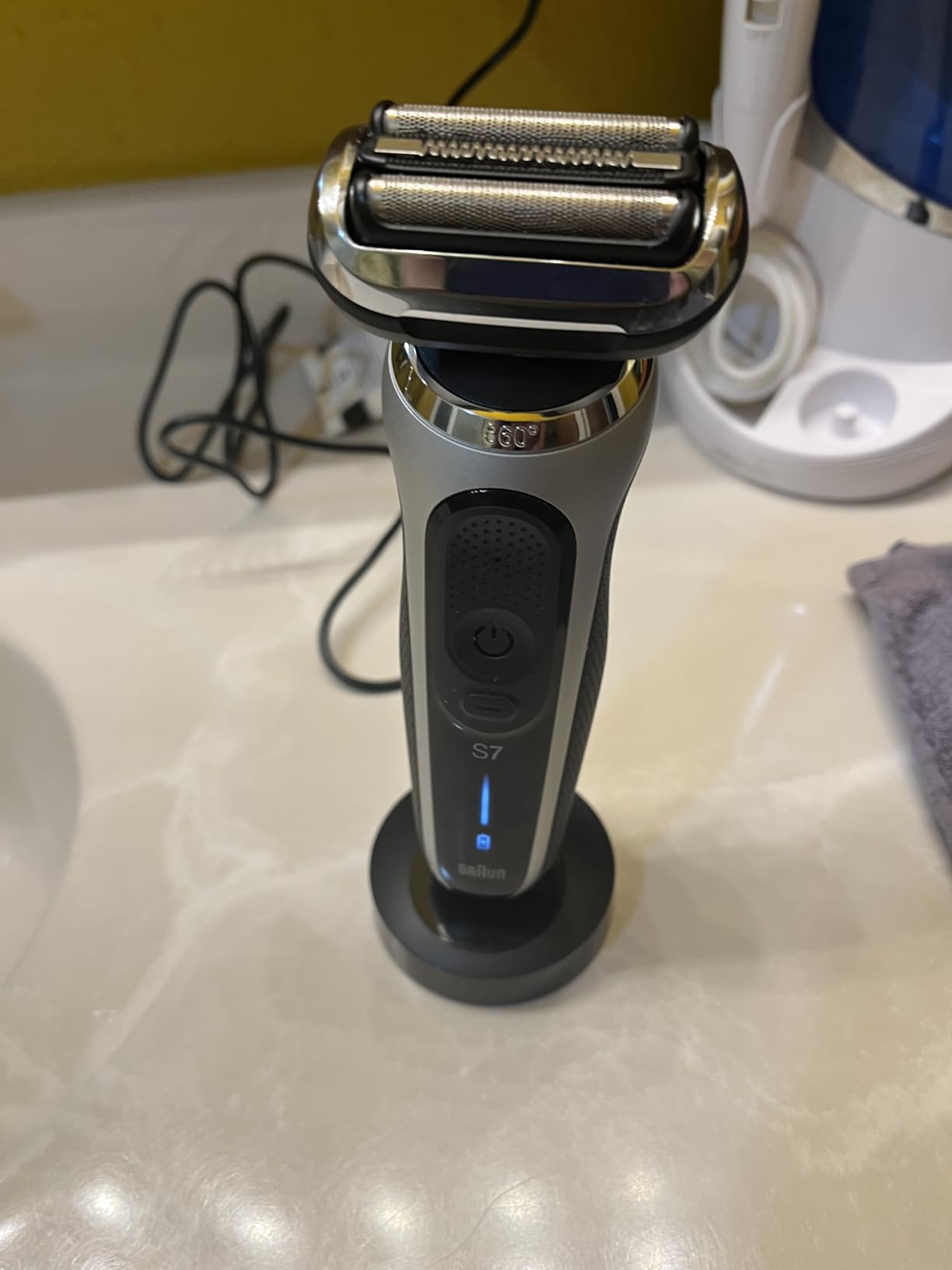 Braun Series 7 7032cs Flex Electric Razor for Men, Wet & Dry, Electric Razor, Rechargeable, Cordless Foil Shaver with Beard Trimmer and Charging Stand, Silver customer photo 1