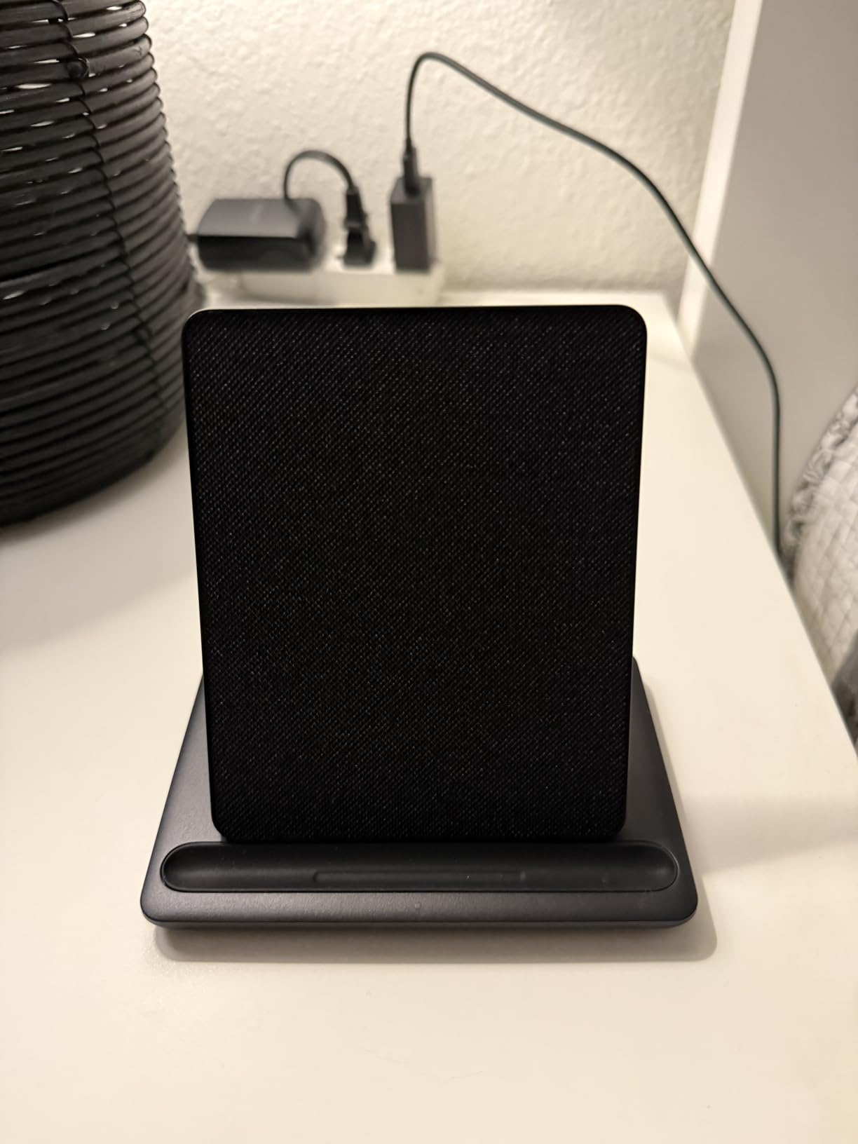 Made for Amazon, Wireless Charging Dock for Kindle Paperwhite Signature Editions (2022 & 2024 Releases) and Kindle Colorsoft Signature Edition customer photo 2