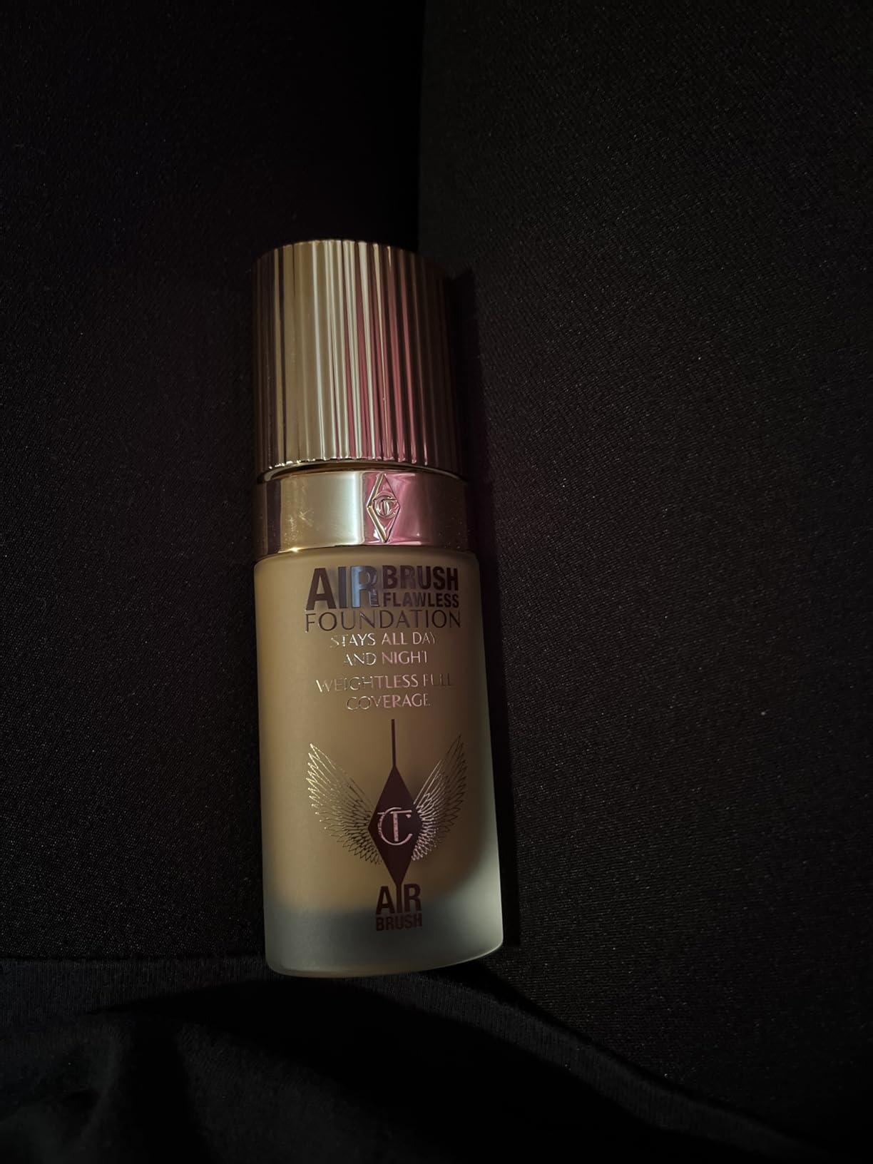 Charlotte Tilbury Airbrush Flawless Matte Foundation - Full Coverage Liquid Makeup with a Natural-Matte Finish - Smoothes & Blurs Pores - Waterproof & Transfer Resistant customer photo 2